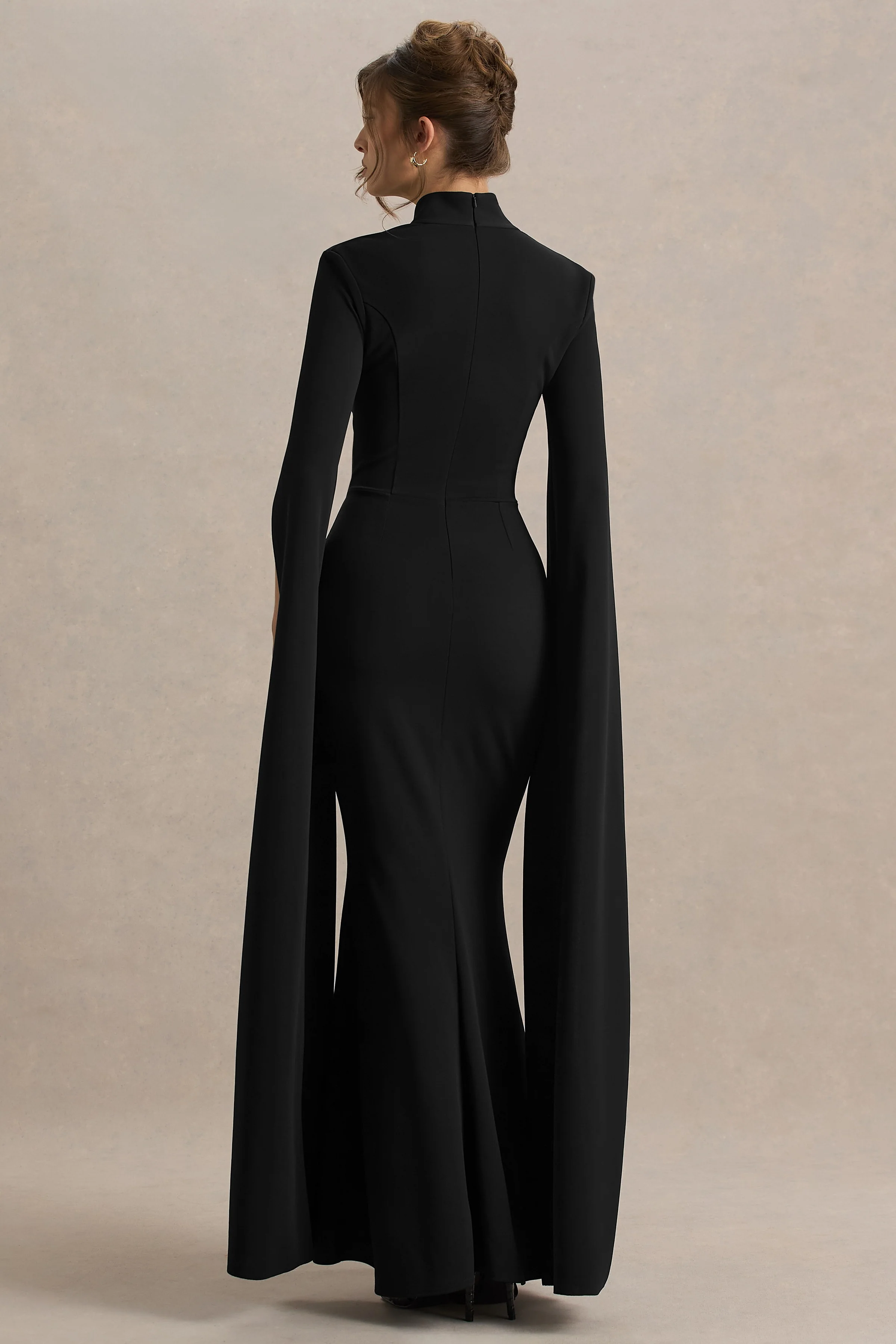 Esme | Schwarzes Maxikleid mit eckigem Ausschnitt und Cape-Ärmeln - Image 2