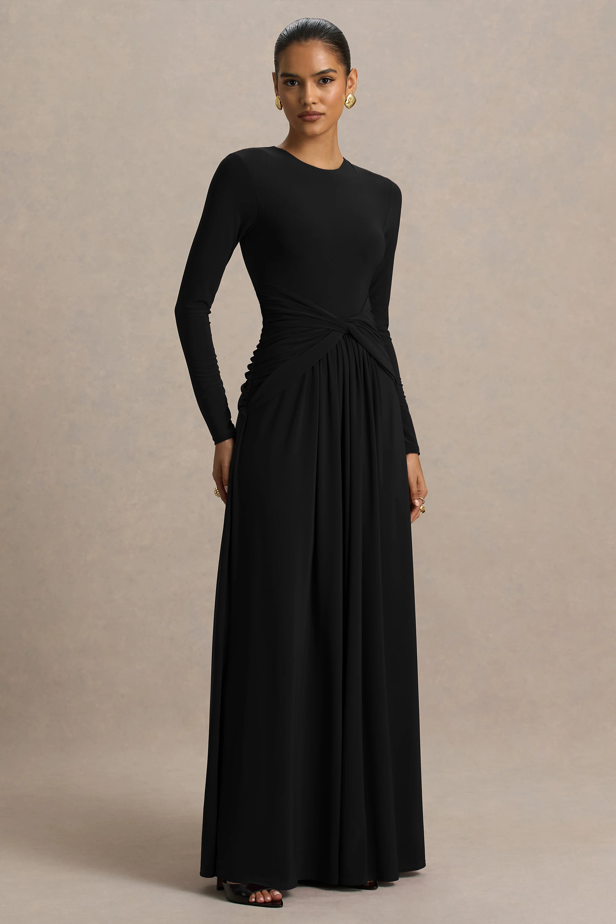 Estrella | Schwarzes Maxikleid mit hohem Kragen und Raffung - Image 3
