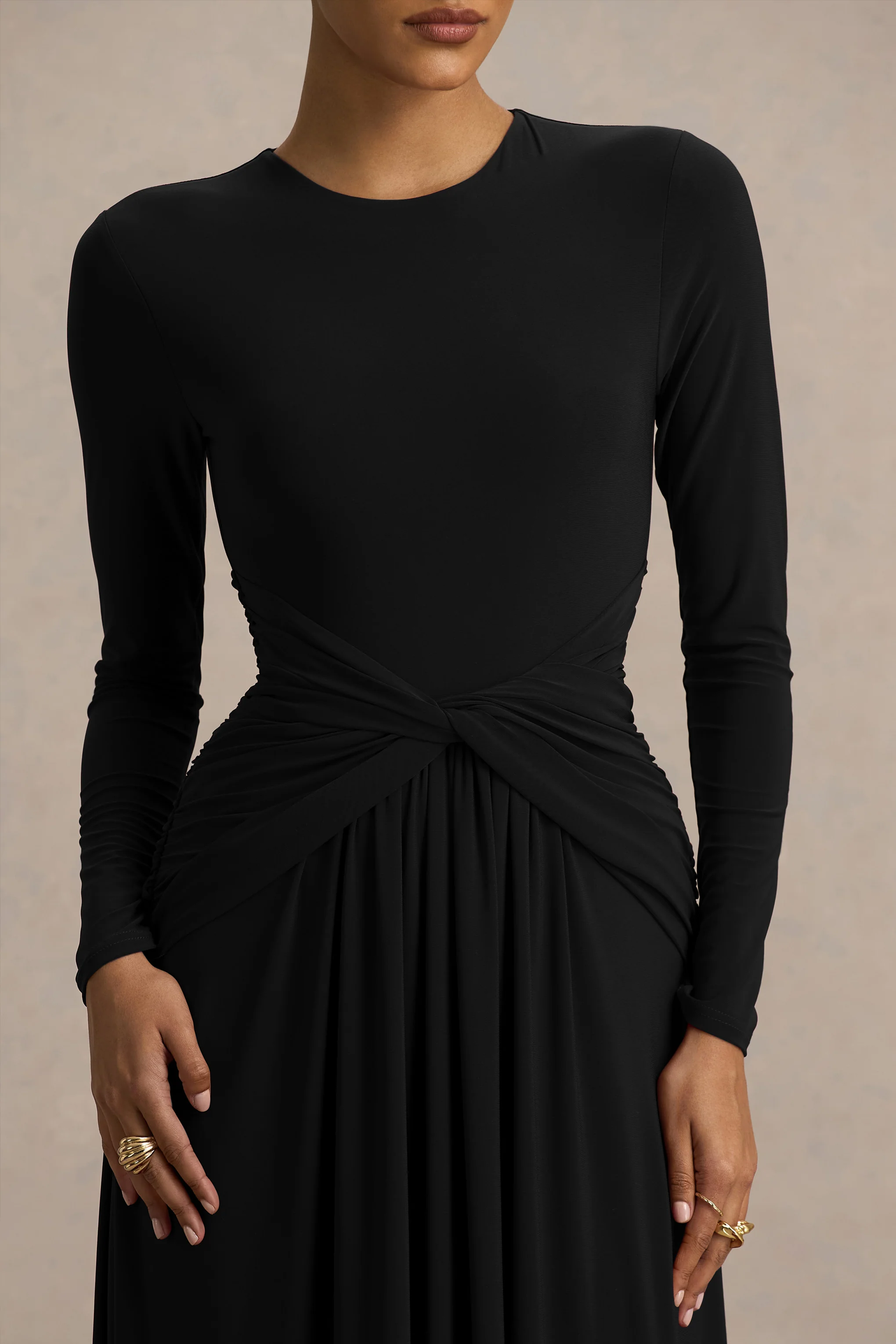 Estrella | Schwarzes Maxikleid mit hohem Kragen und Raffung - Image 5