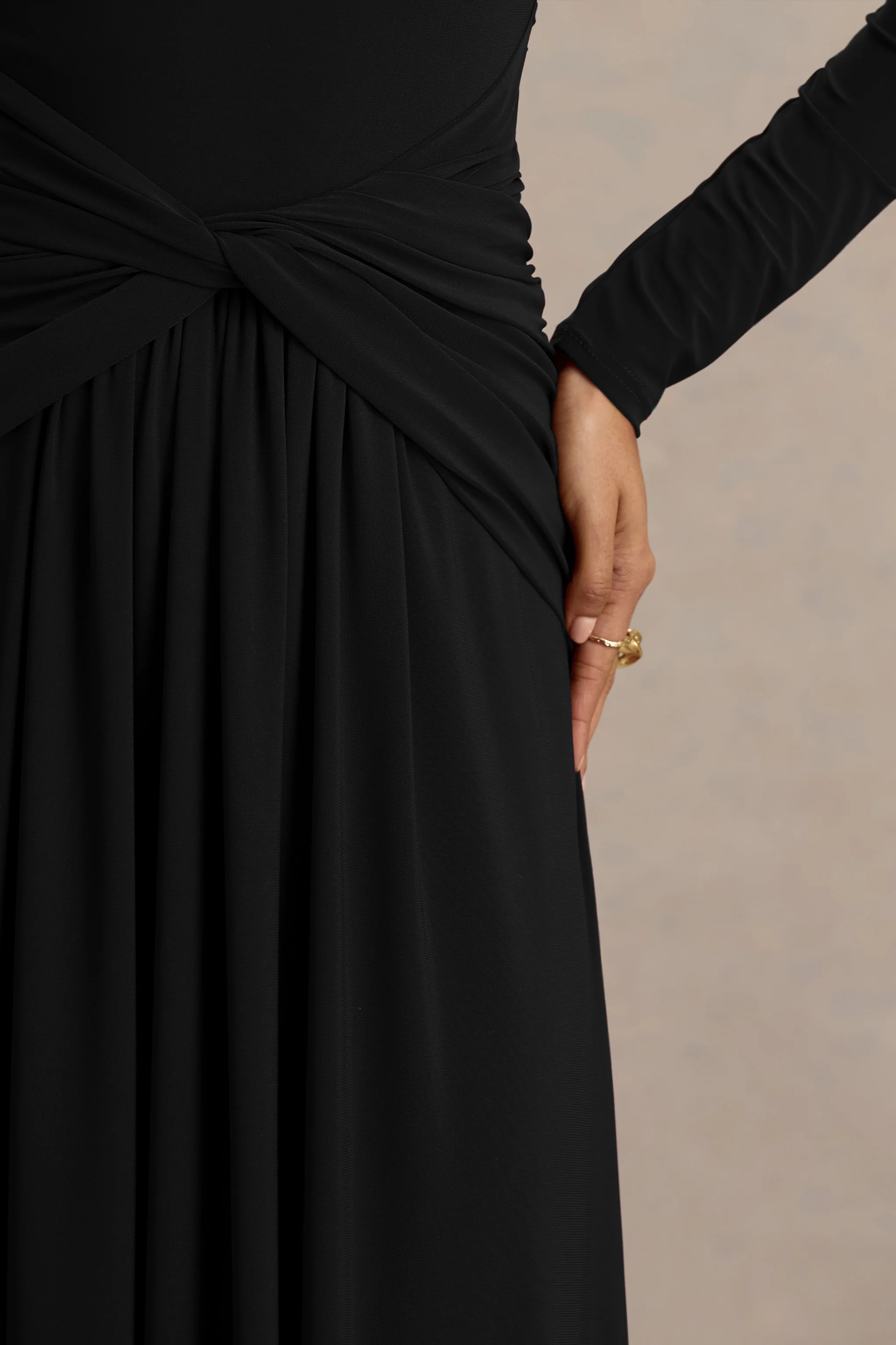 Estrella | Schwarzes Maxikleid mit hohem Kragen und Raffung - Image 6
