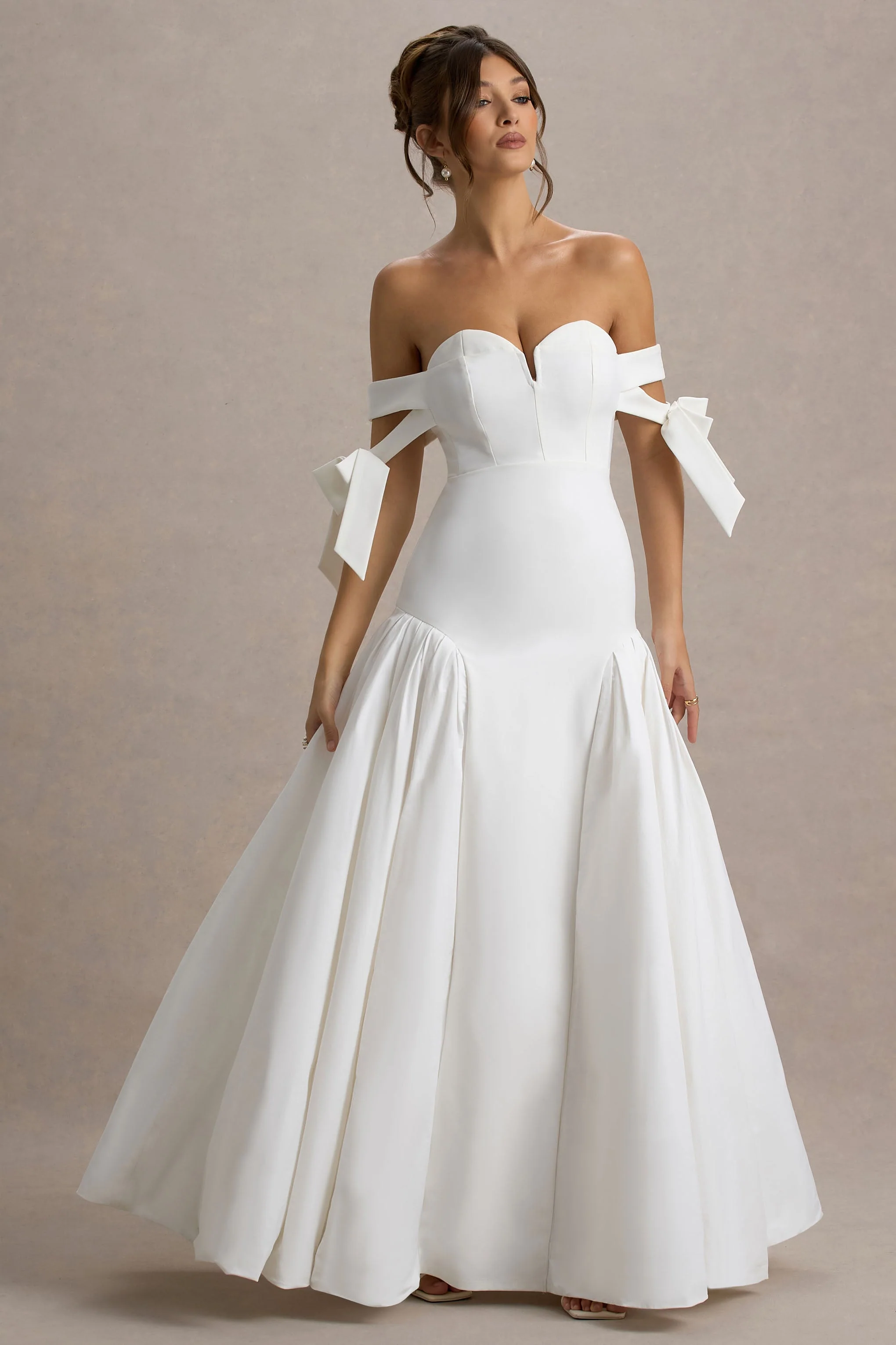 Ethel | Weißes und cremefarbenes Bardot-Maxikleid mit voluminösem Rock - Image 6