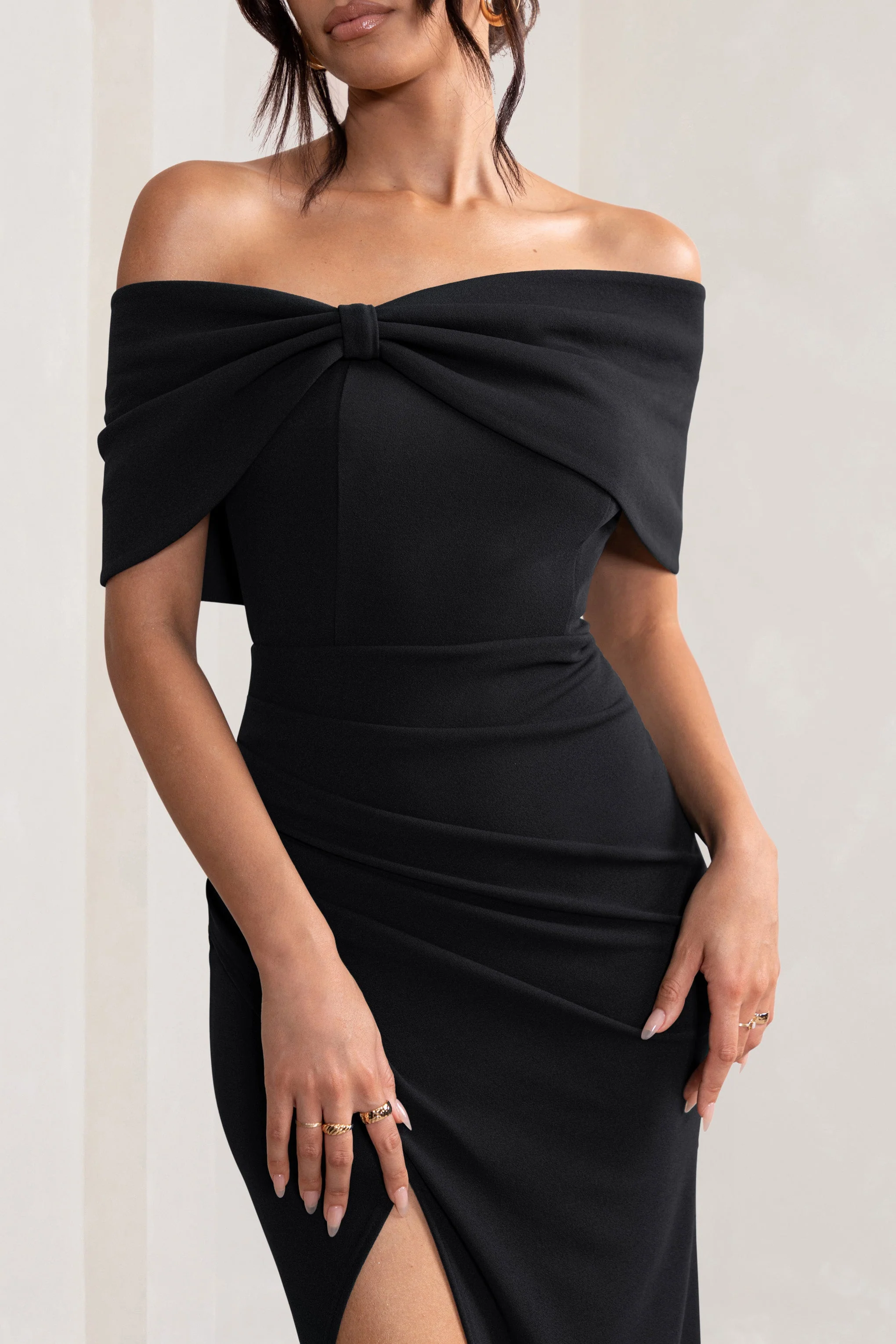 Eva | Schwarzes Bardot-Maxikleid mit Schleifendetail und Beinschlitz - Image 3