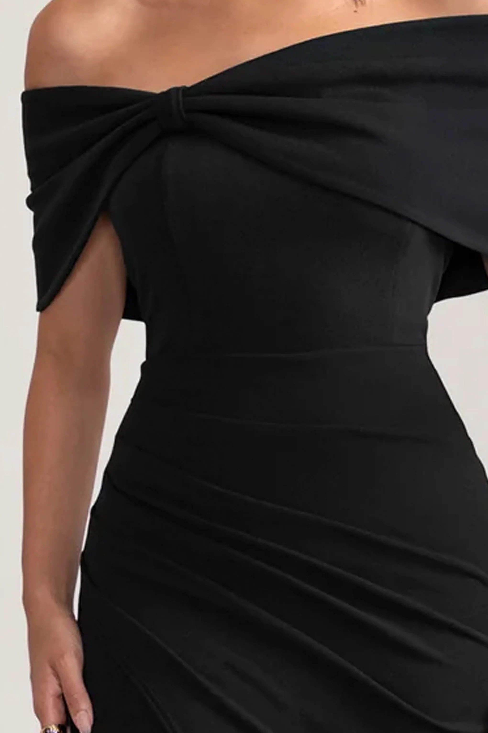 Eva | Schwarzes Bardot-Maxikleid mit Schleifendetail und Beinschlitz - Image 5