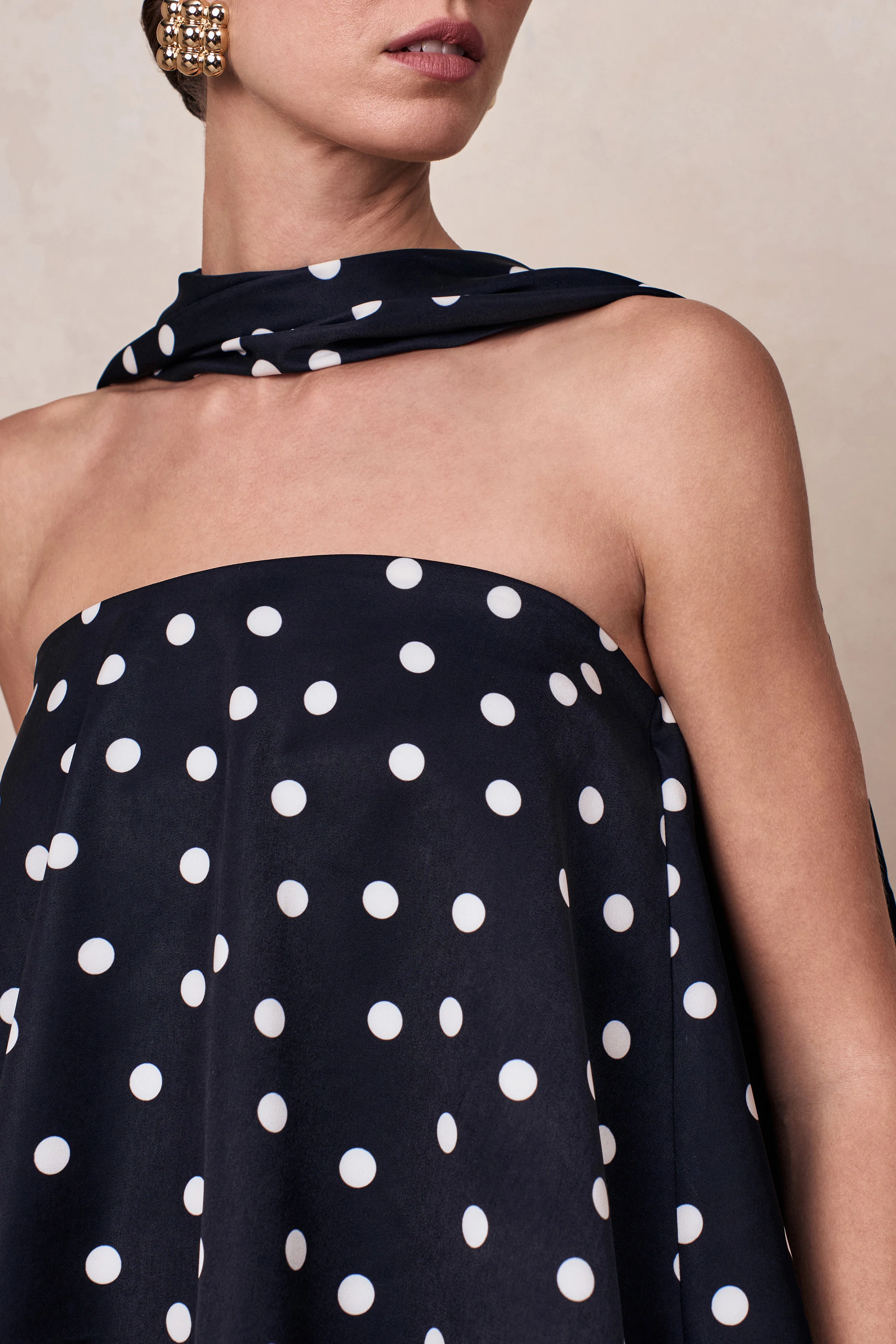 Evandra | Schwarz-weißes Bandeau-Oberteil aus Satin mit Punkten und Schal - Image 8