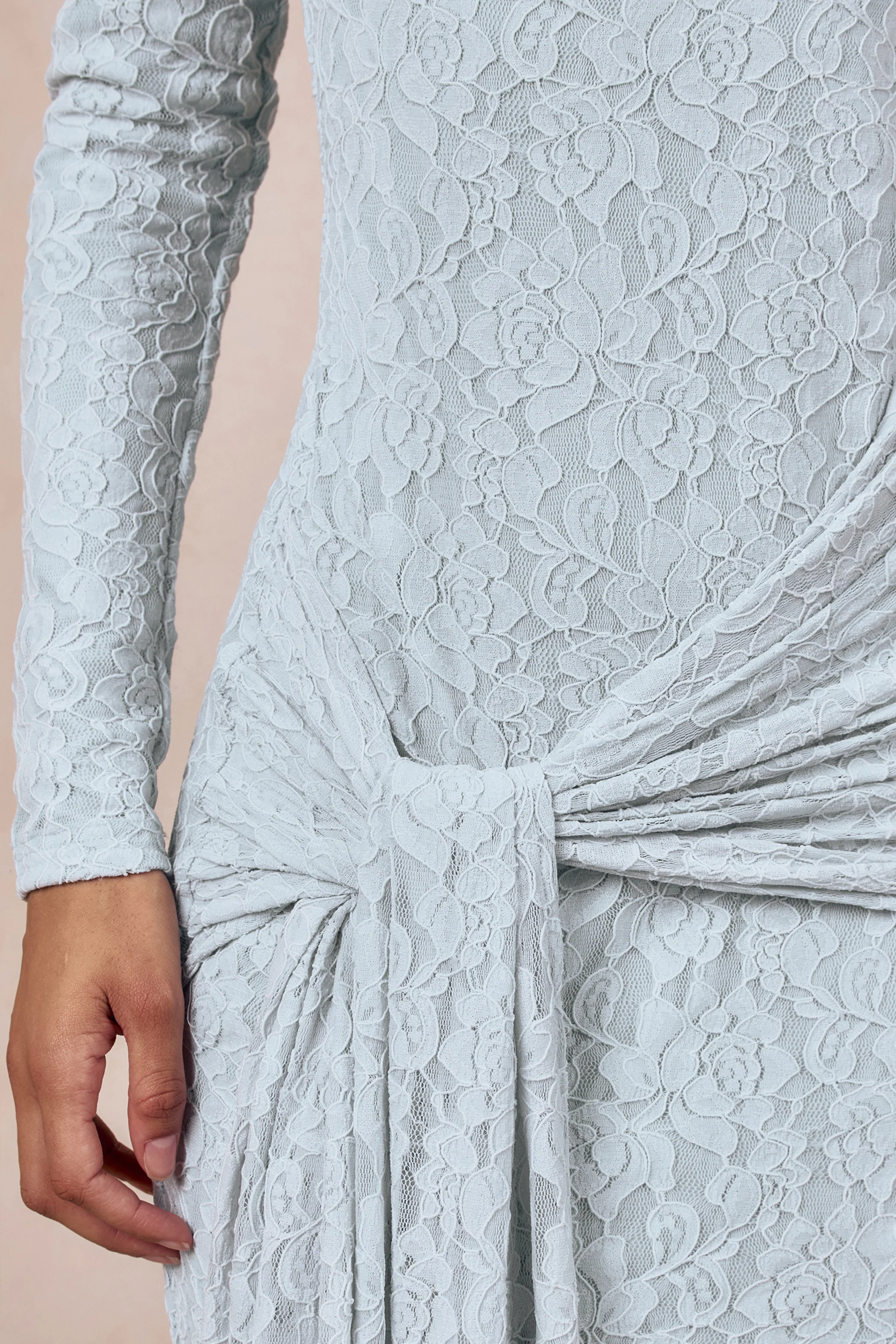 Evangela | Puderblaues Spitzen-Maxikleid mit Rundhalsausschnitt und Wickeldetail - Image 7
