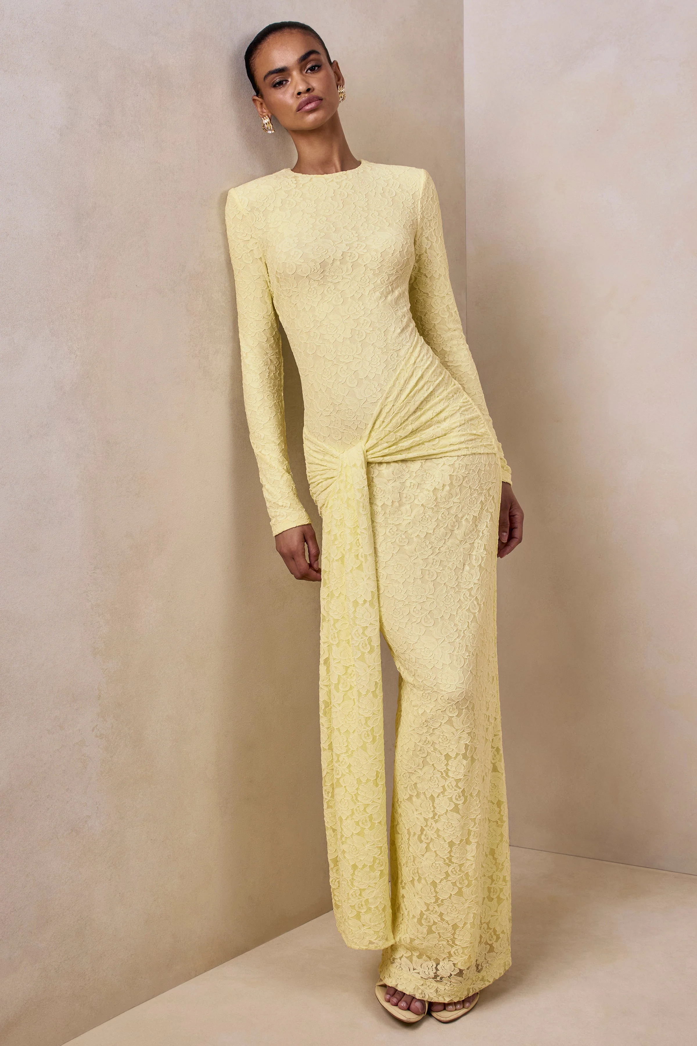 Evangela | Zitronengelbes Spitzen-Maxikleid mit Rundhalsausschnitt und Wickeldetail - Image 4