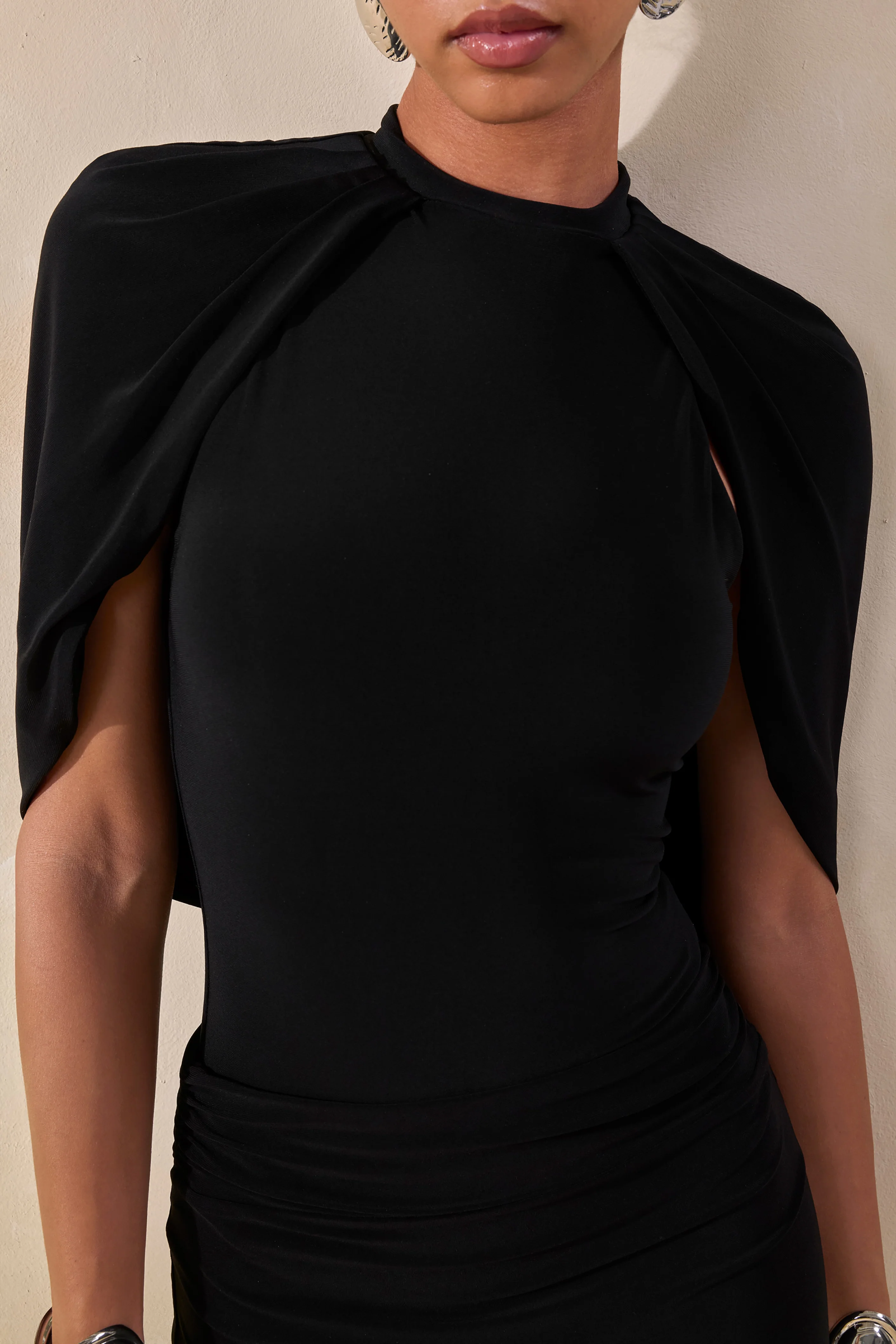 Evonne | Schwarzer Body mit Rundhalsausschnitt und Cape-Ärmeln - Image 4
