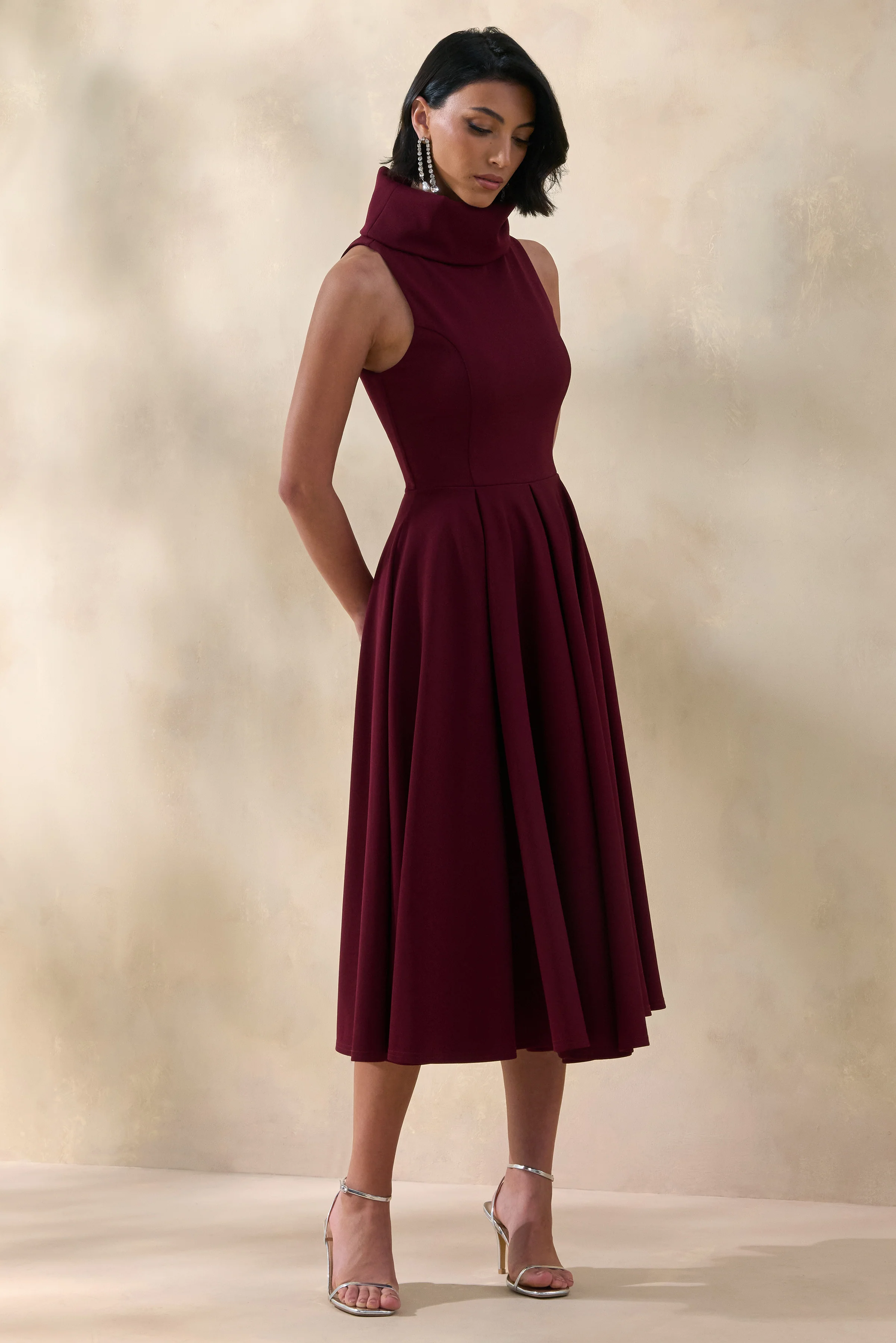 Exclusivity | Burgunderrotes Midikleid mit hohem Ausschnitt - Image 4