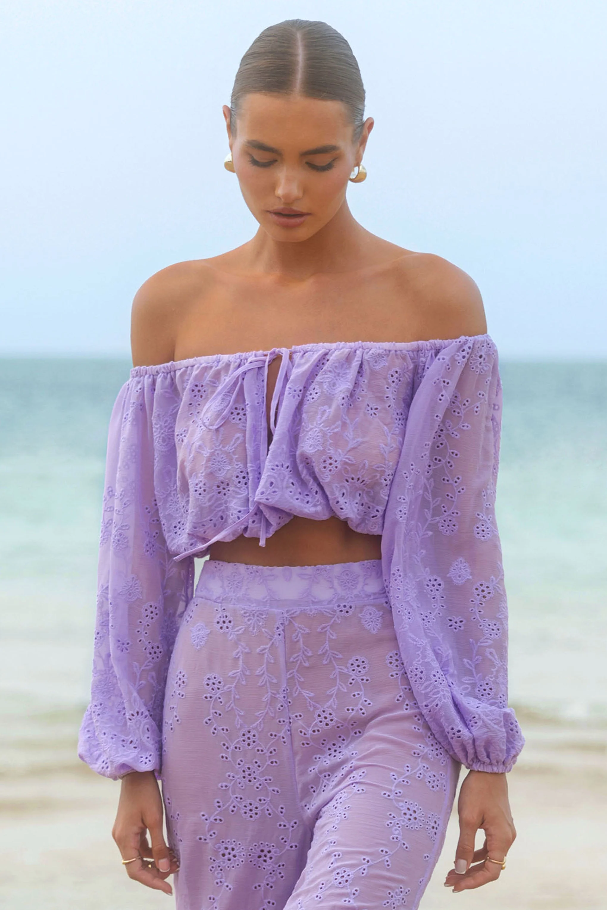 Fabienne | Fliederfarbene Bardot-Bluse mit Puffärmeln und Stickerei - Image 4
