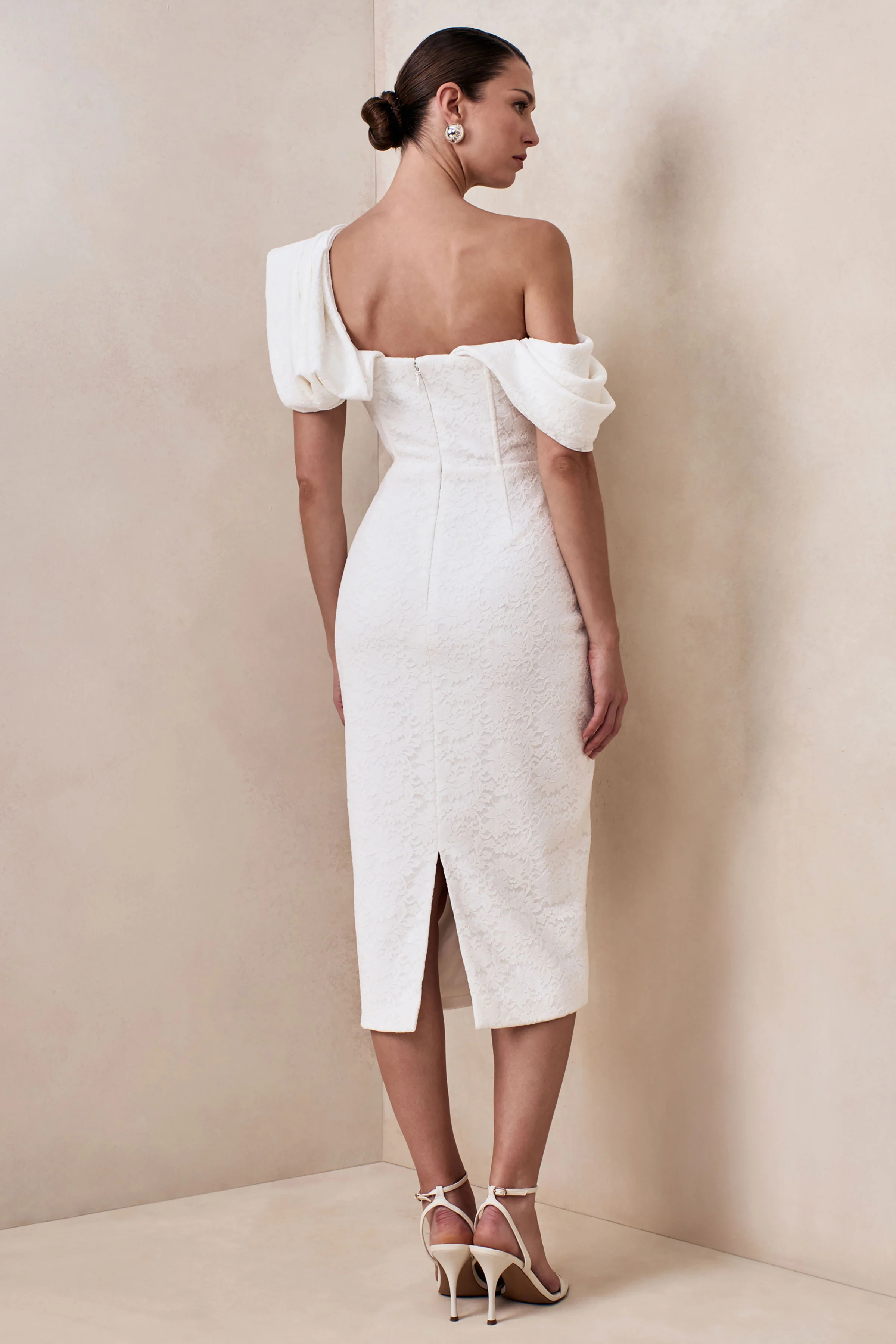 Farvera | Weißes Midikleid aus Spitze mit drapiertem asymmetrischem Ausschnitt - Image 2