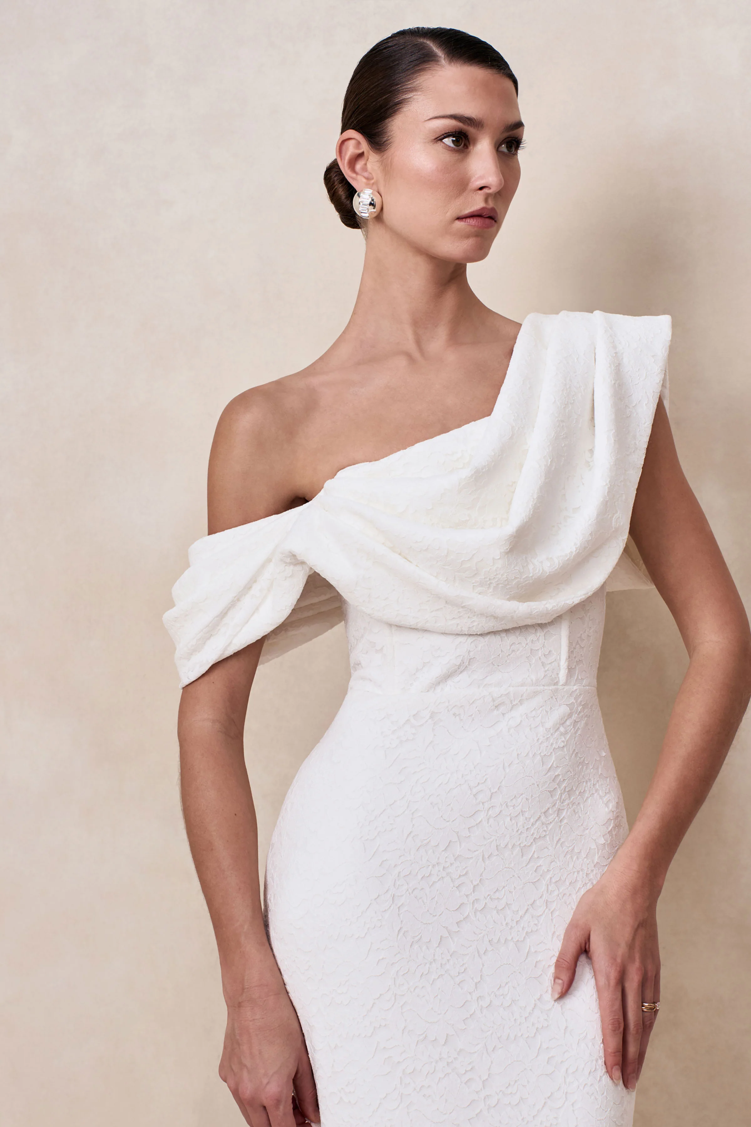 Farvera | Weißes Midikleid aus Spitze mit drapiertem asymmetrischem Ausschnitt - Image 3