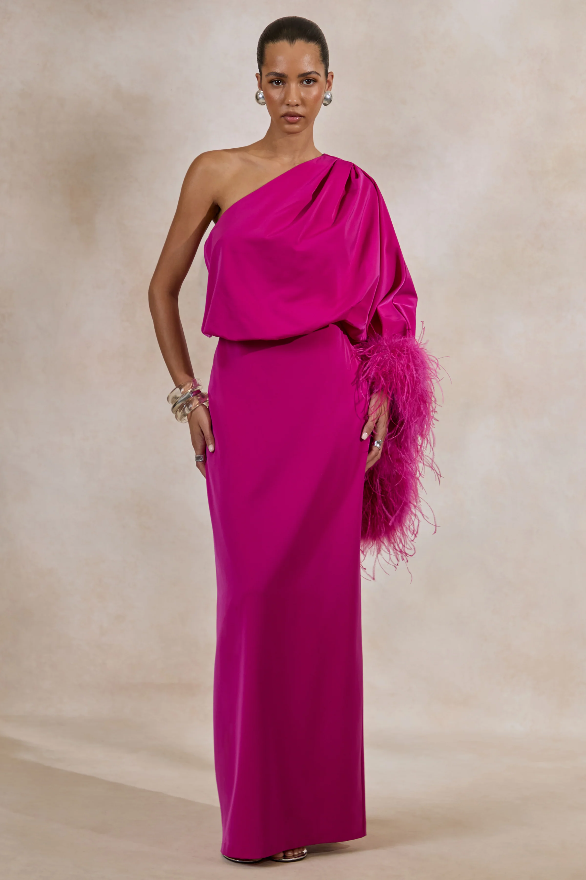 Felicity | Pinkfarbenes Maxikleid aus Satin mit asymmetrischem Ausschnitt und Federbesatz