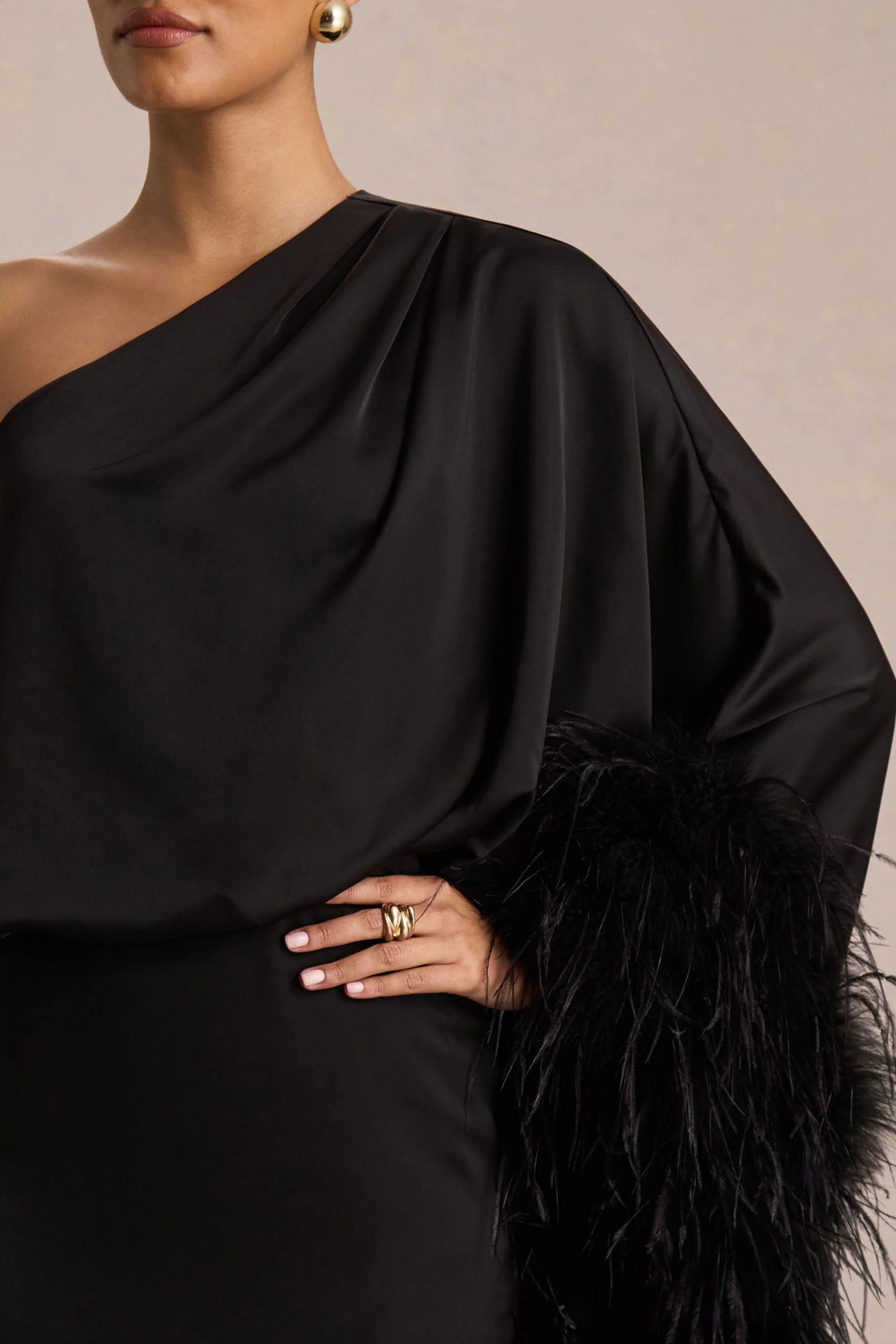 Felicity | Schwarzes Satinkleid mit asymmetrischem Ausschnitt und Federdetails - Image 3