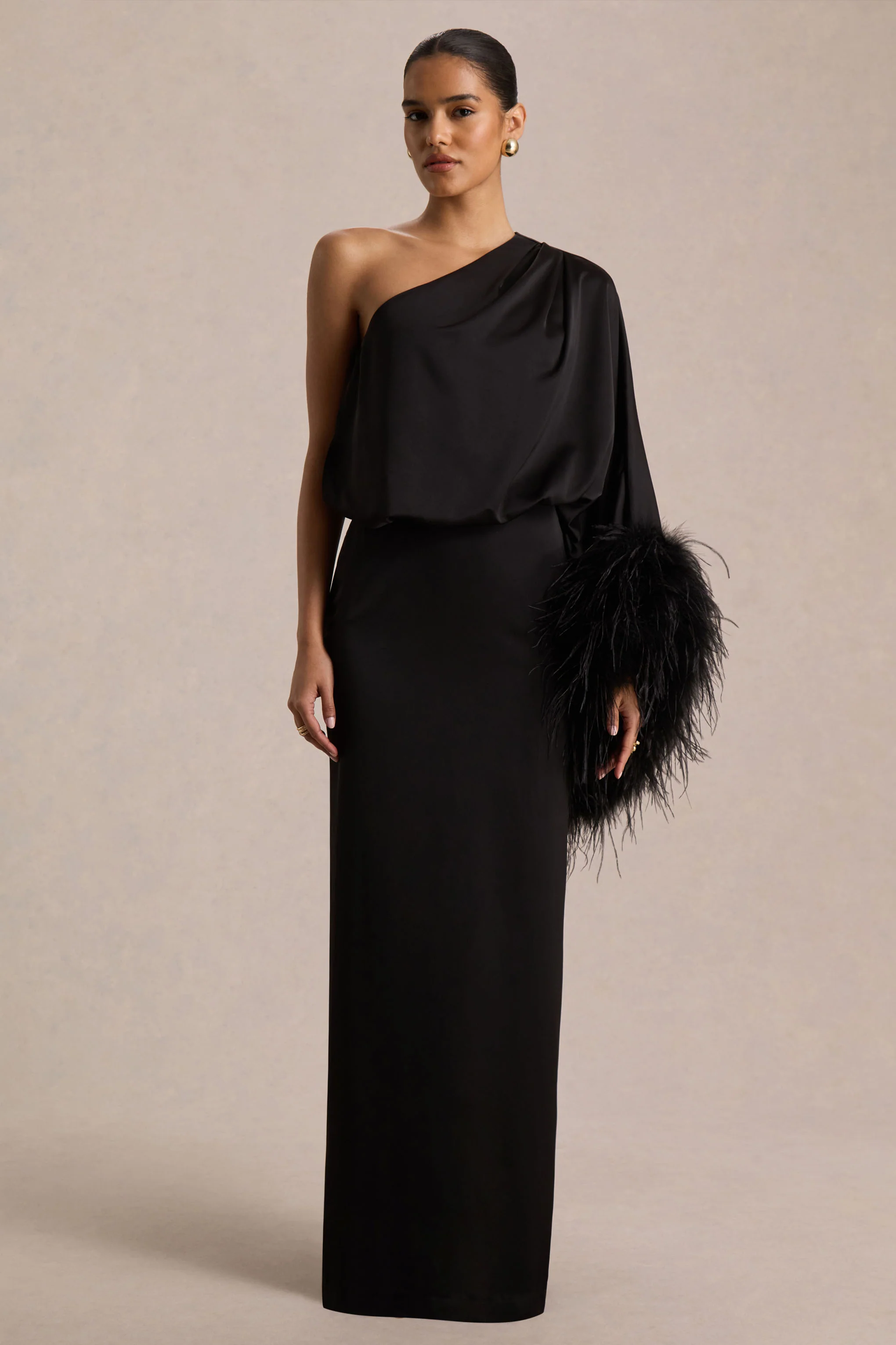 Felicity | Schwarzes Satinkleid mit asymmetrischem Ausschnitt und Federdetails - Image 5