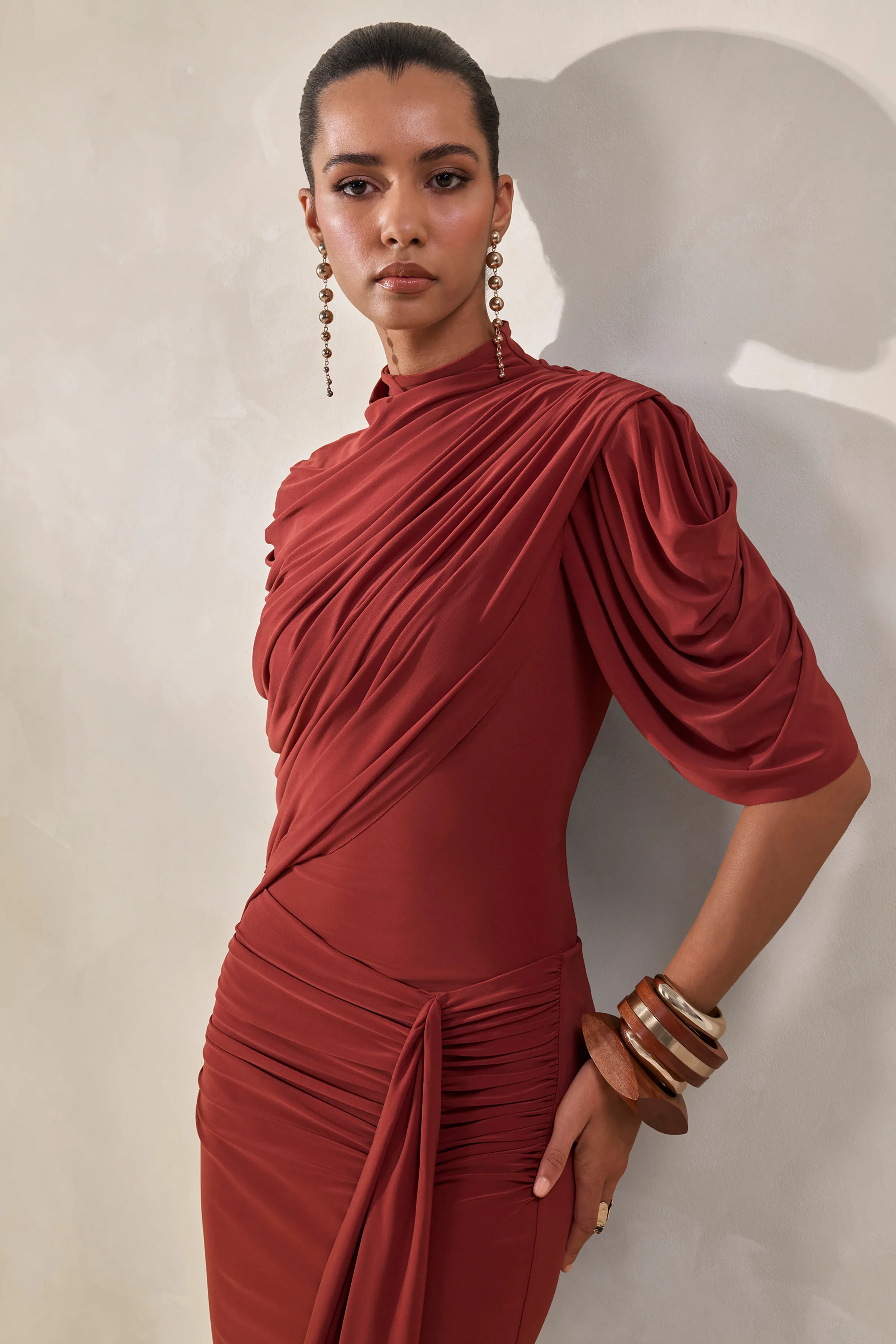 Fenicia | Rostfarbener Body mit hohem Ausschnitt und Cape-Detail