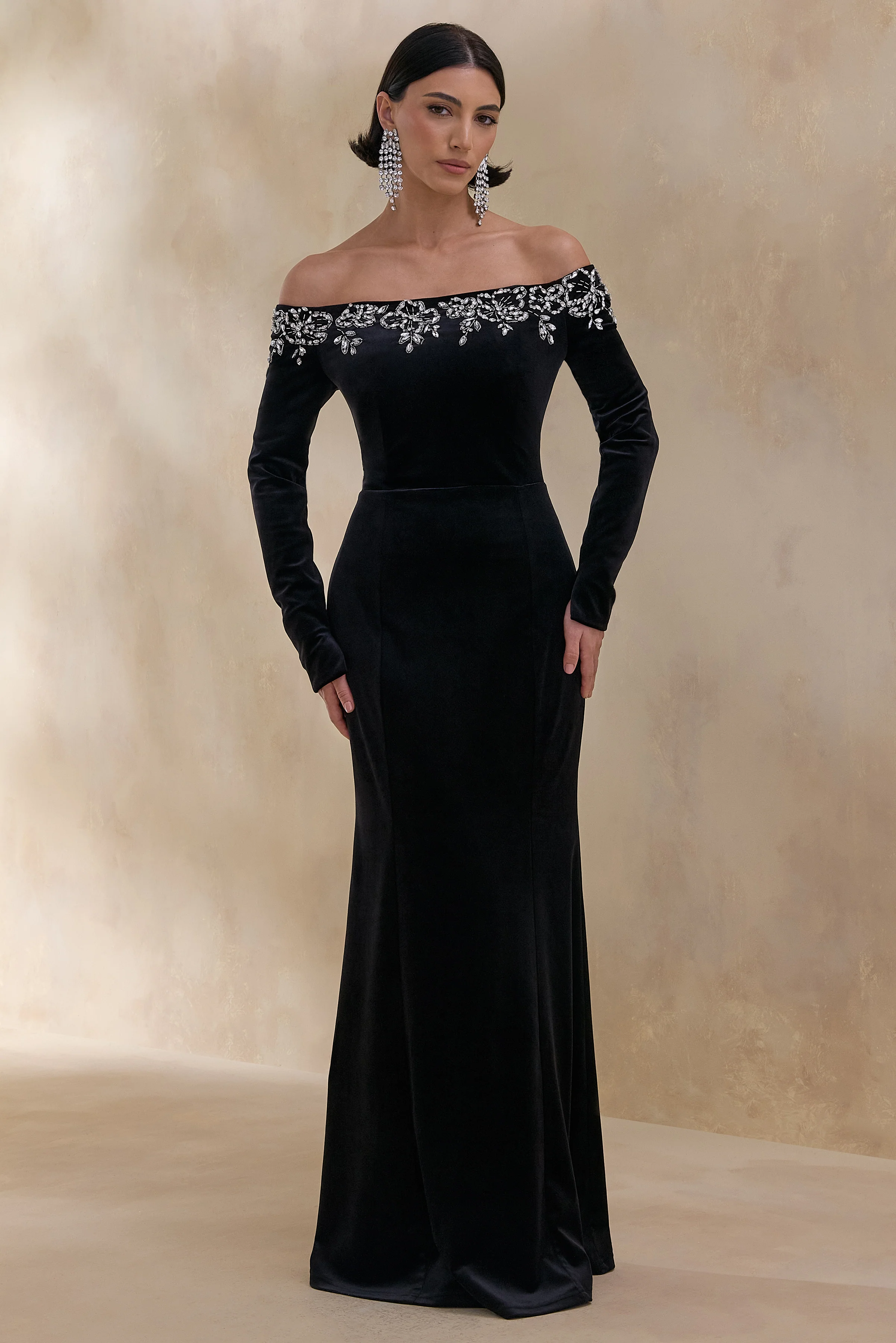 Fern | Schwarzes Maxikleid aus Samt mit verziertem Bardot-Ausschnitt