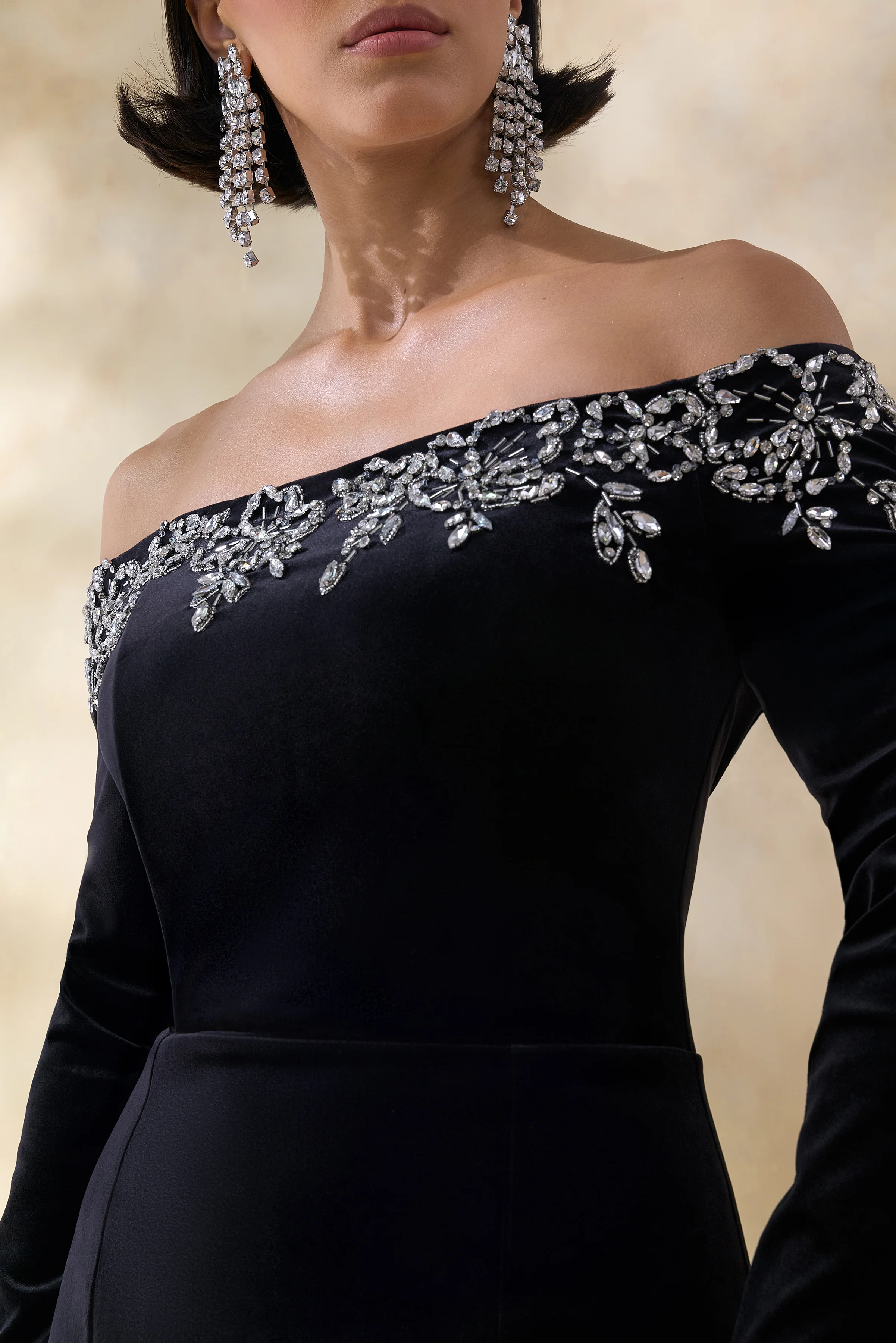 Fern | Schwarzes Maxikleid aus Samt mit verziertem Bardot-Ausschnitt - Image 3