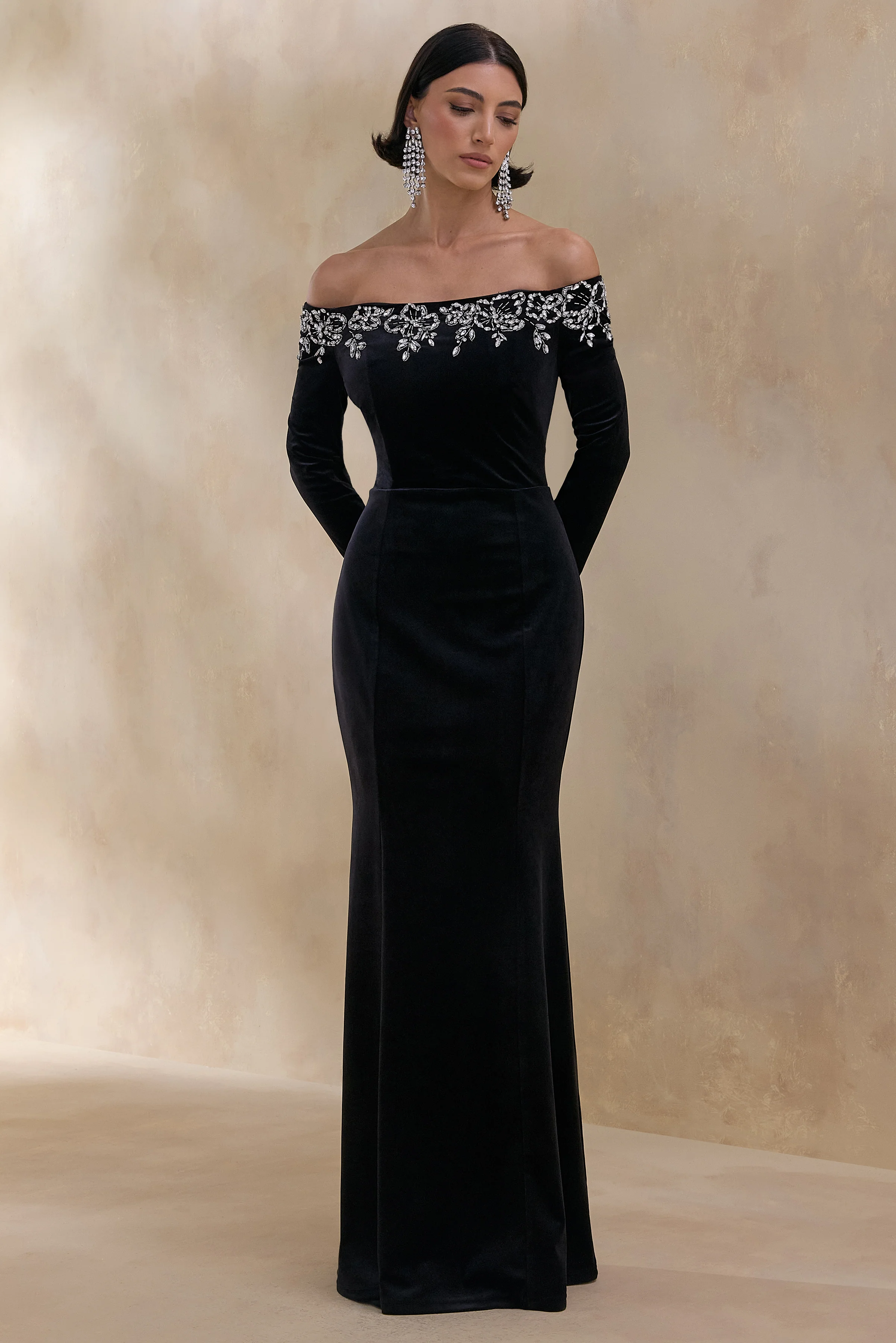Fern | Schwarzes Maxikleid aus Samt mit verziertem Bardot-Ausschnitt - Image 4