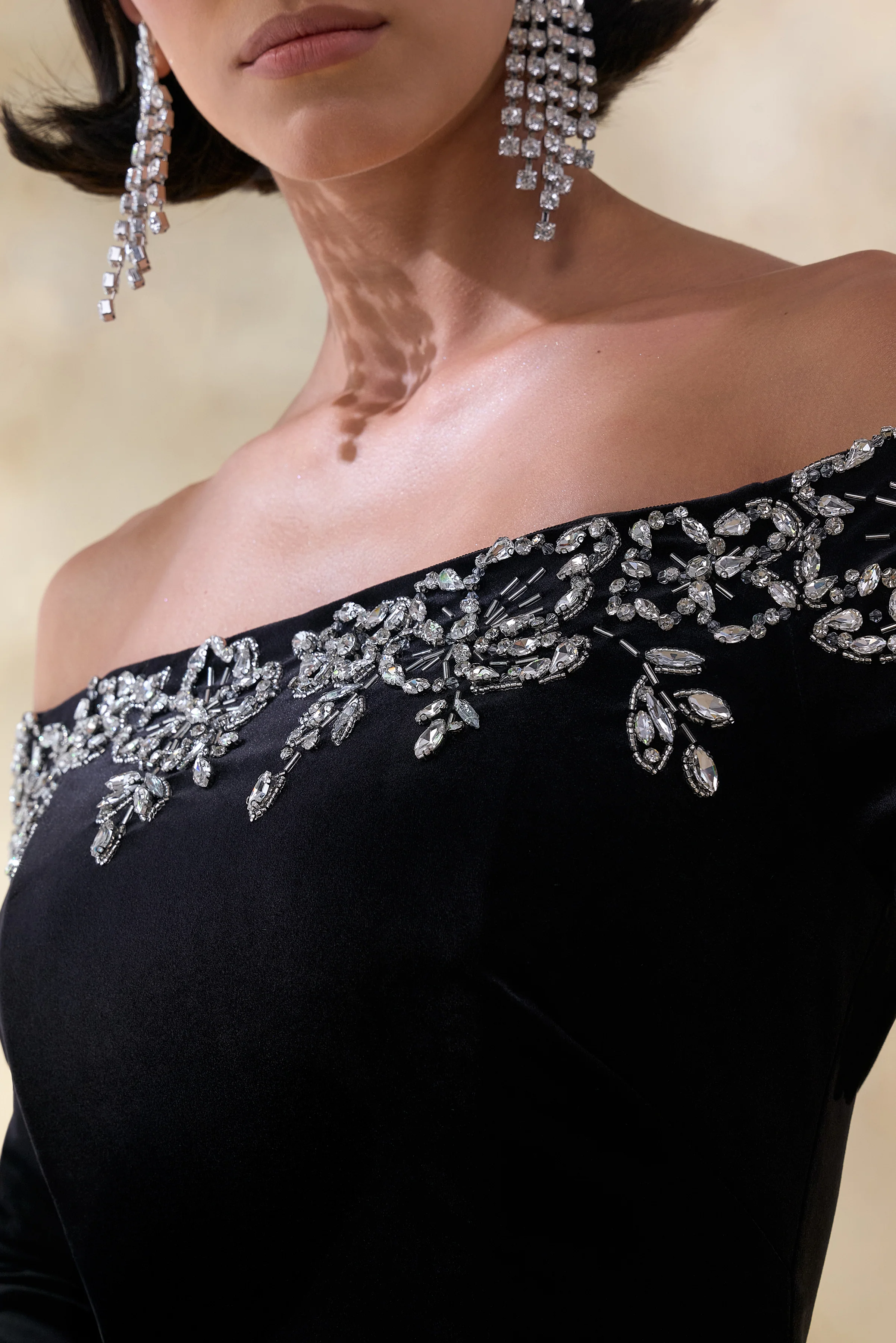 Fern | Schwarzes Maxikleid aus Samt mit verziertem Bardot-Ausschnitt - Image 6