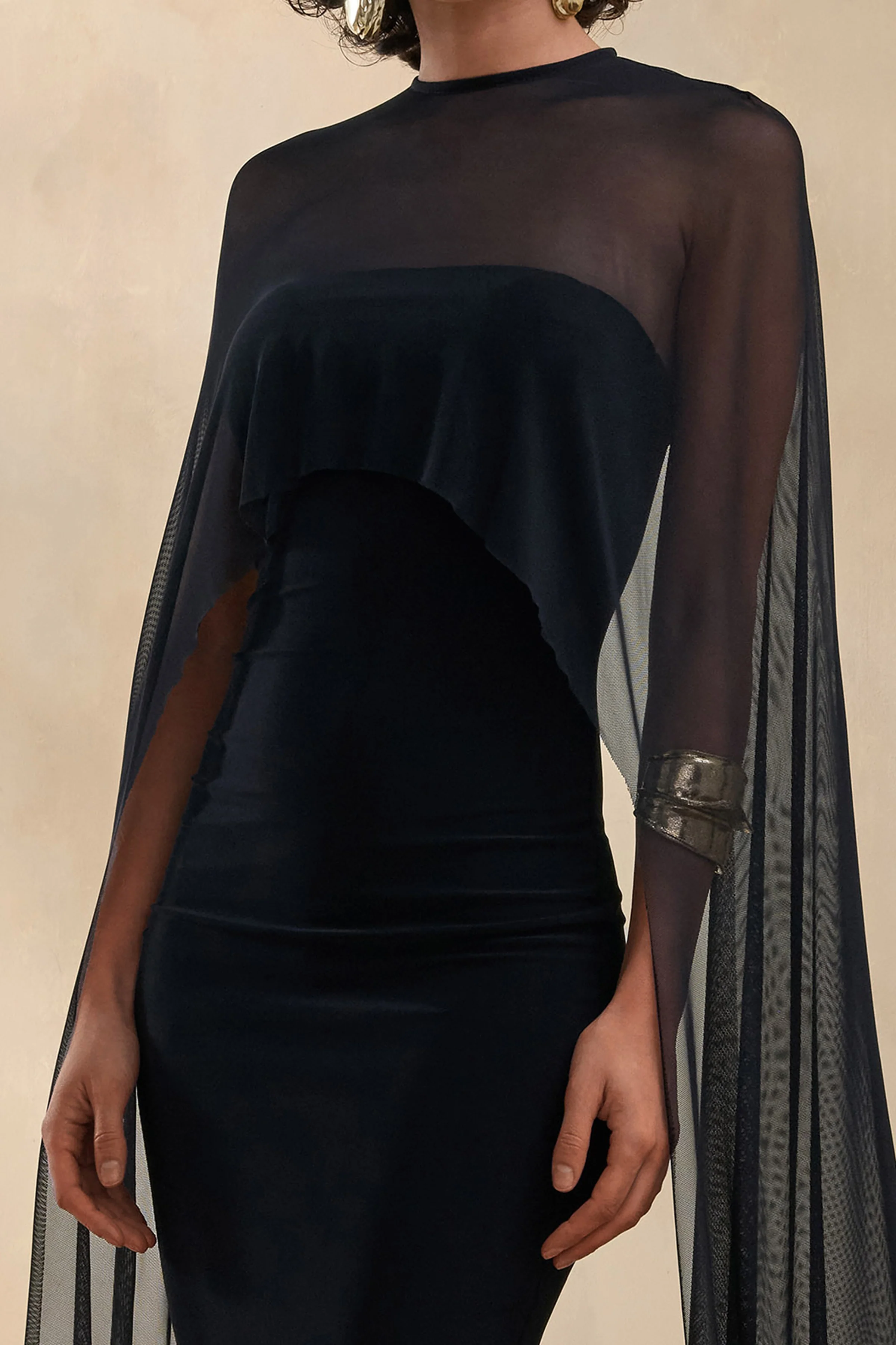 Filippa | Schwarzes Midikleid mit Rundhalsausschnitt und abnehmbarer Mesh-Cape - Image 5