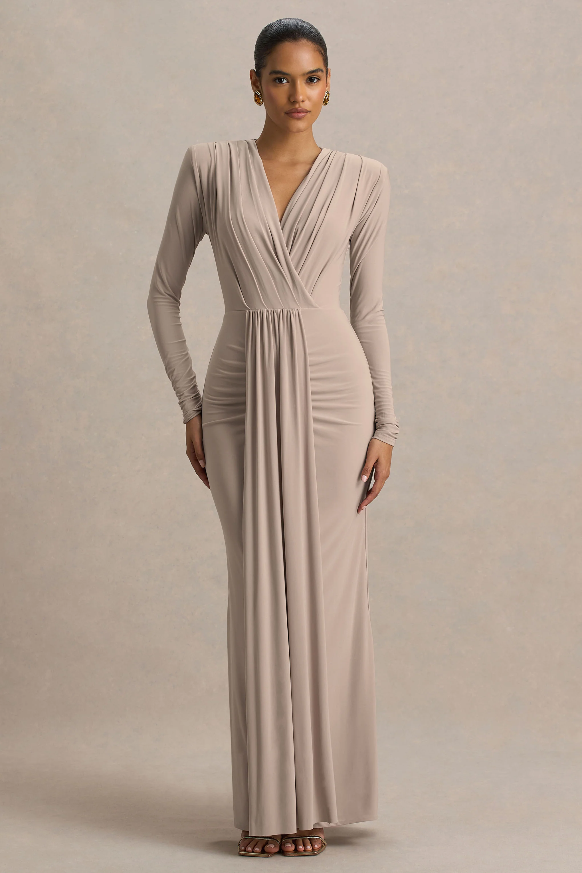 Flashy | Champagnerfarbenes Maxikleid mit tiefem Ausschnitt und Raffung.