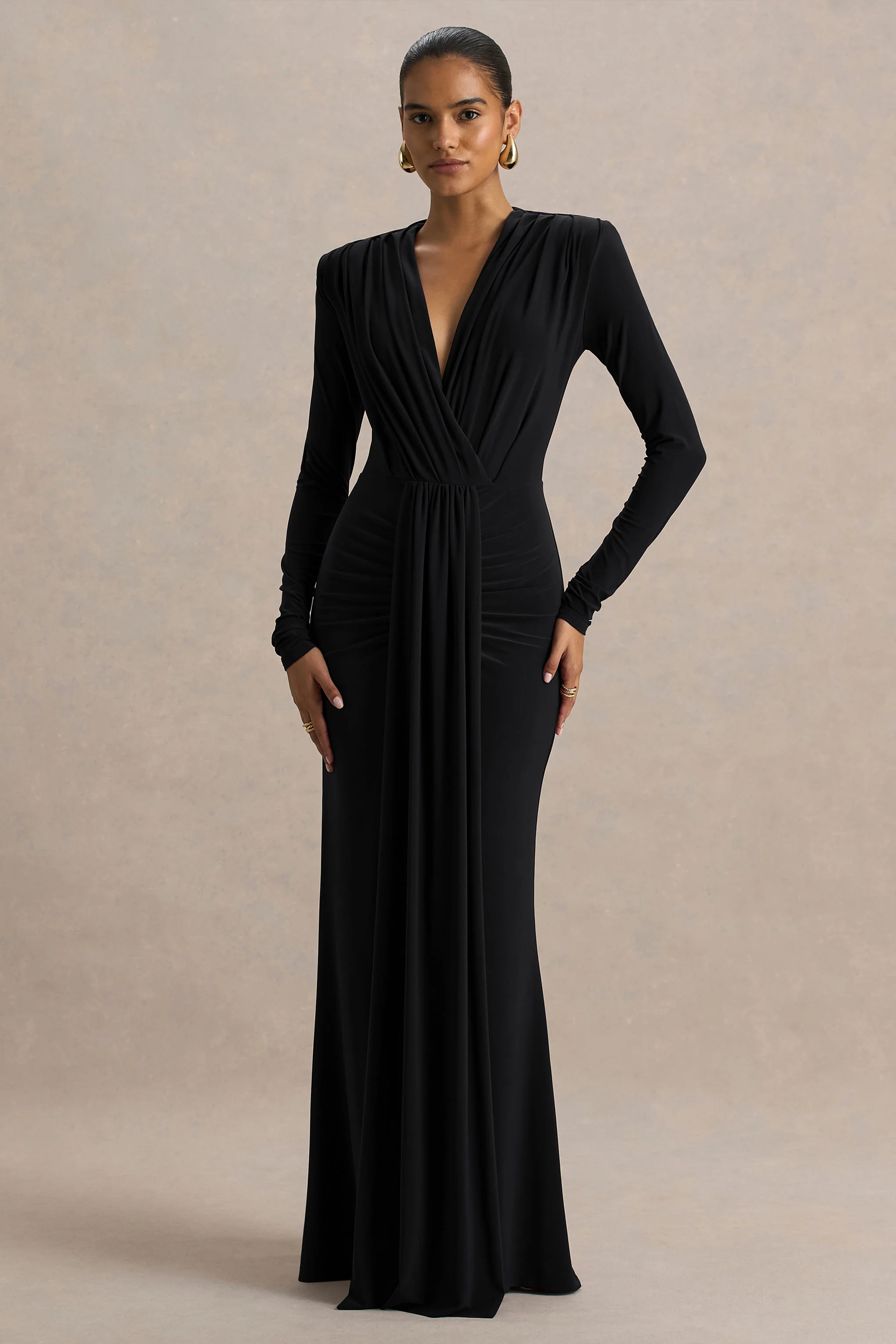 Flashy | Schwarzes Maxikleid mit tiefem Ausschnitt und Raffungen