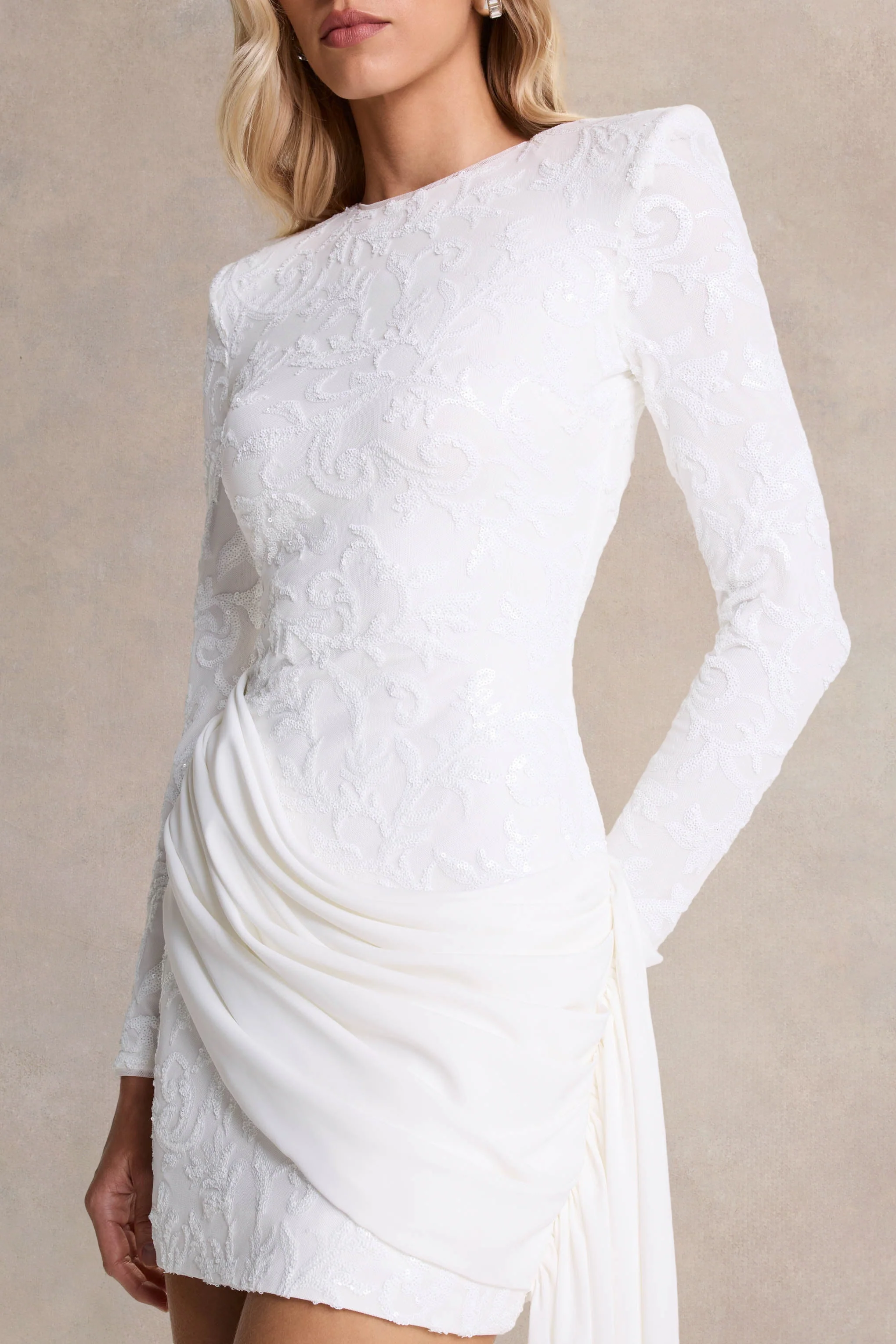 Florecita | Weißes Minikleid aus verzierter Spitze mit Schärpen-Detail - Image 3