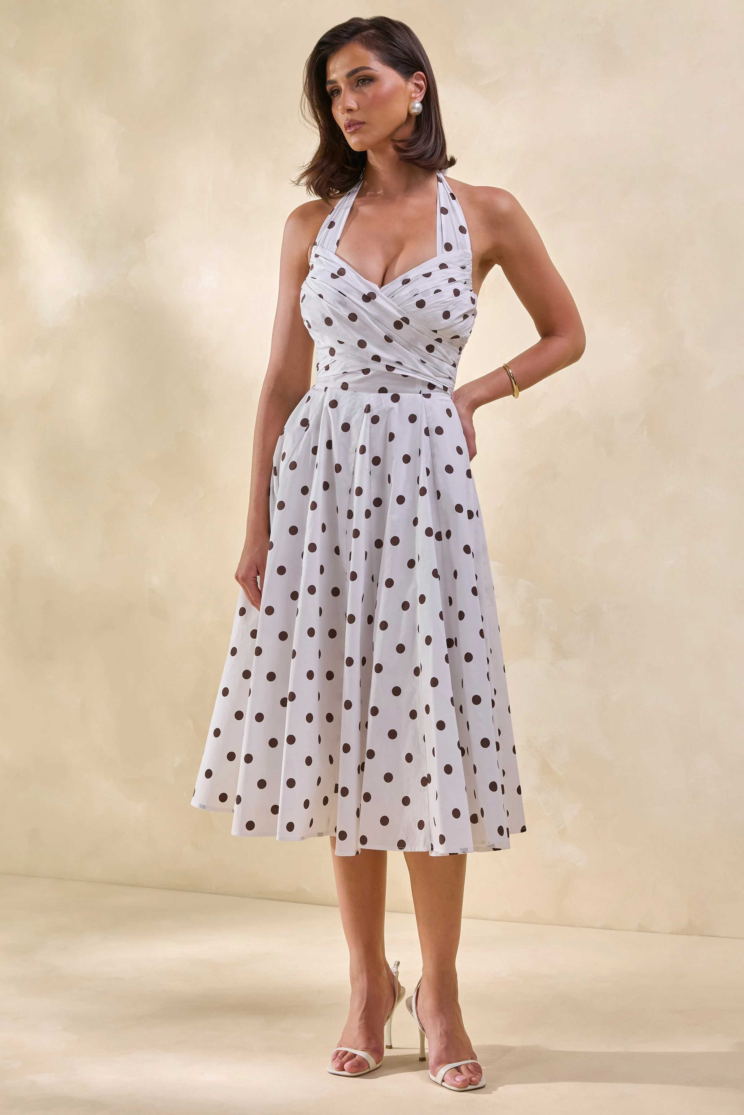 Franceline | Cremefarbenes Midikleidmit braunen Polka Dots und Neckholder-Ausschnitt - Image 6
