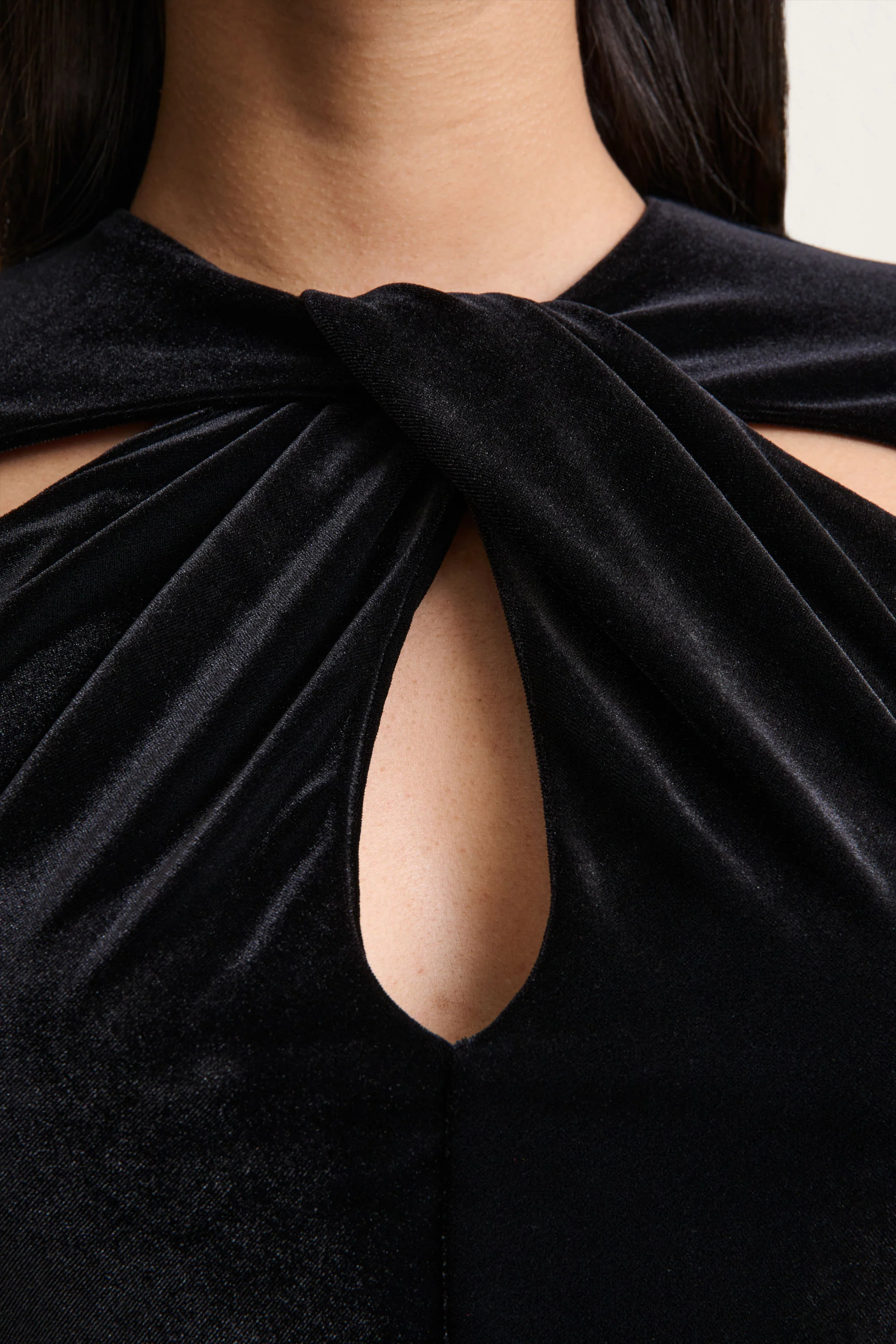 Francine | Schwarzes Samt-Midikleid mit Rundhalsausschnitt und Cut-out-Details - Image 6