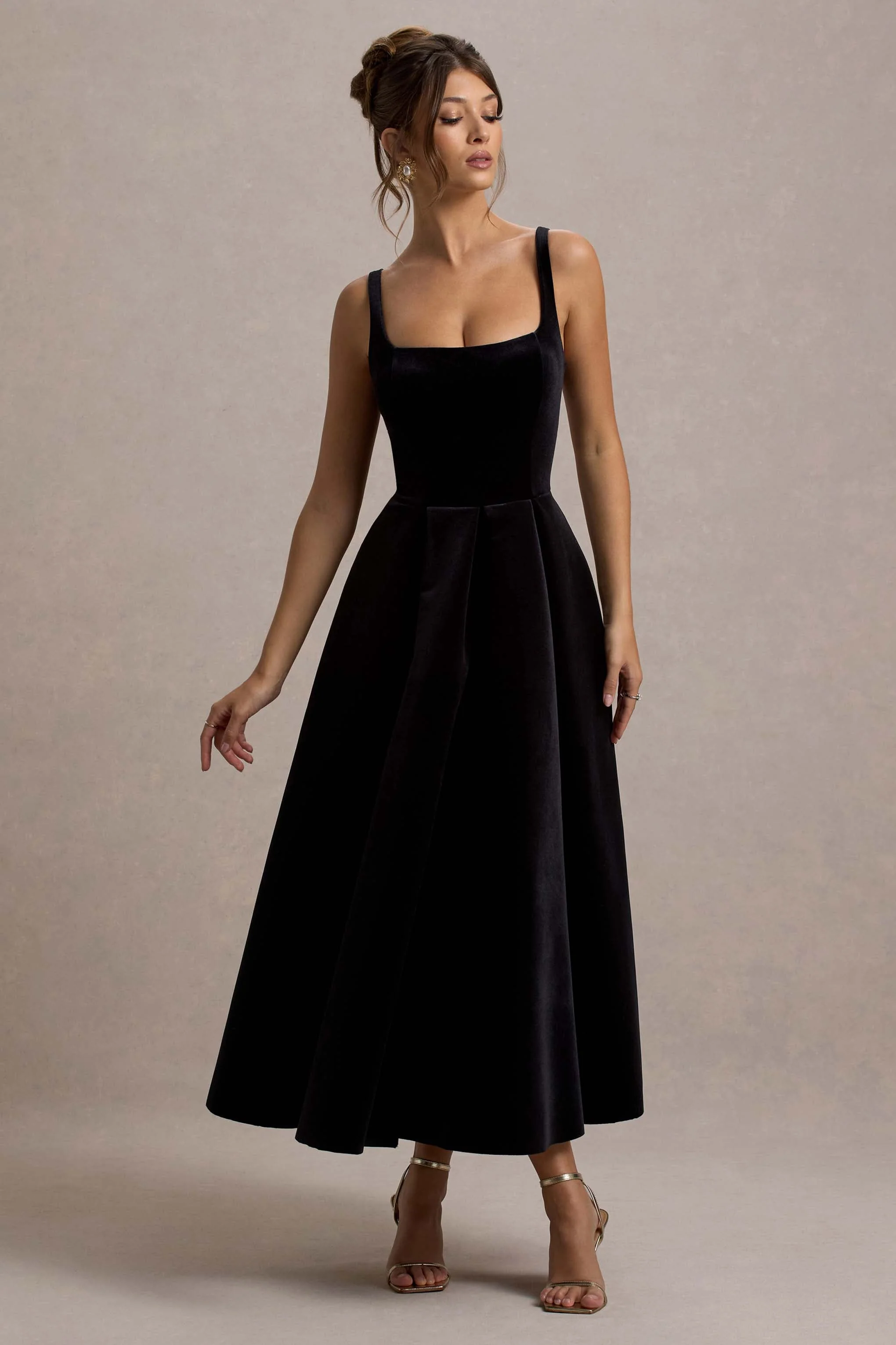Francisca | Schwarzes Samt-Maxikleid mit Trägern und voluminösem Saum - Image 5