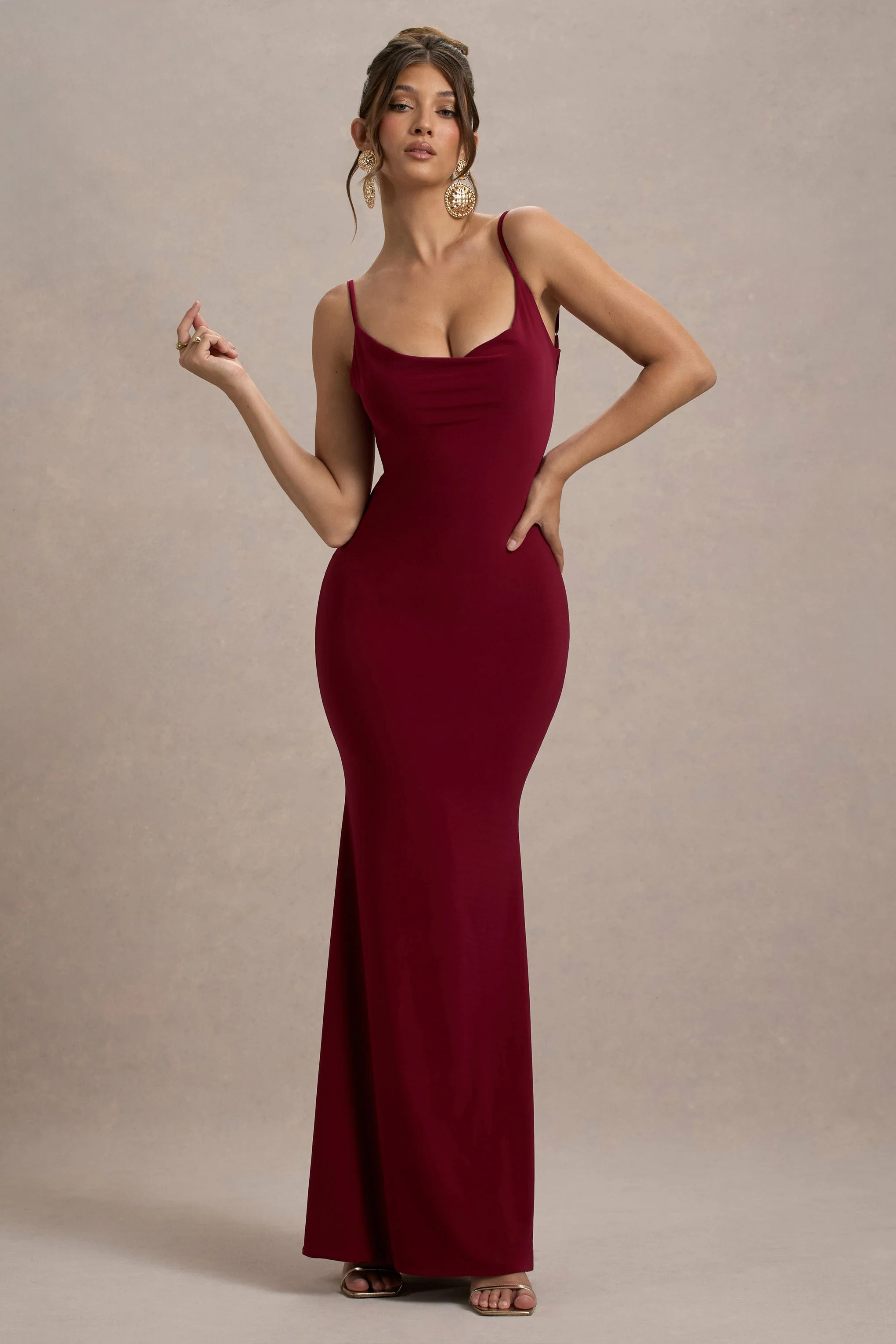 Francoise | Beerenfarbenes Wasserfall-Ausschnitt-Maxikleid mit Rückenausschnitt und Spitzeinsatz - Image 4