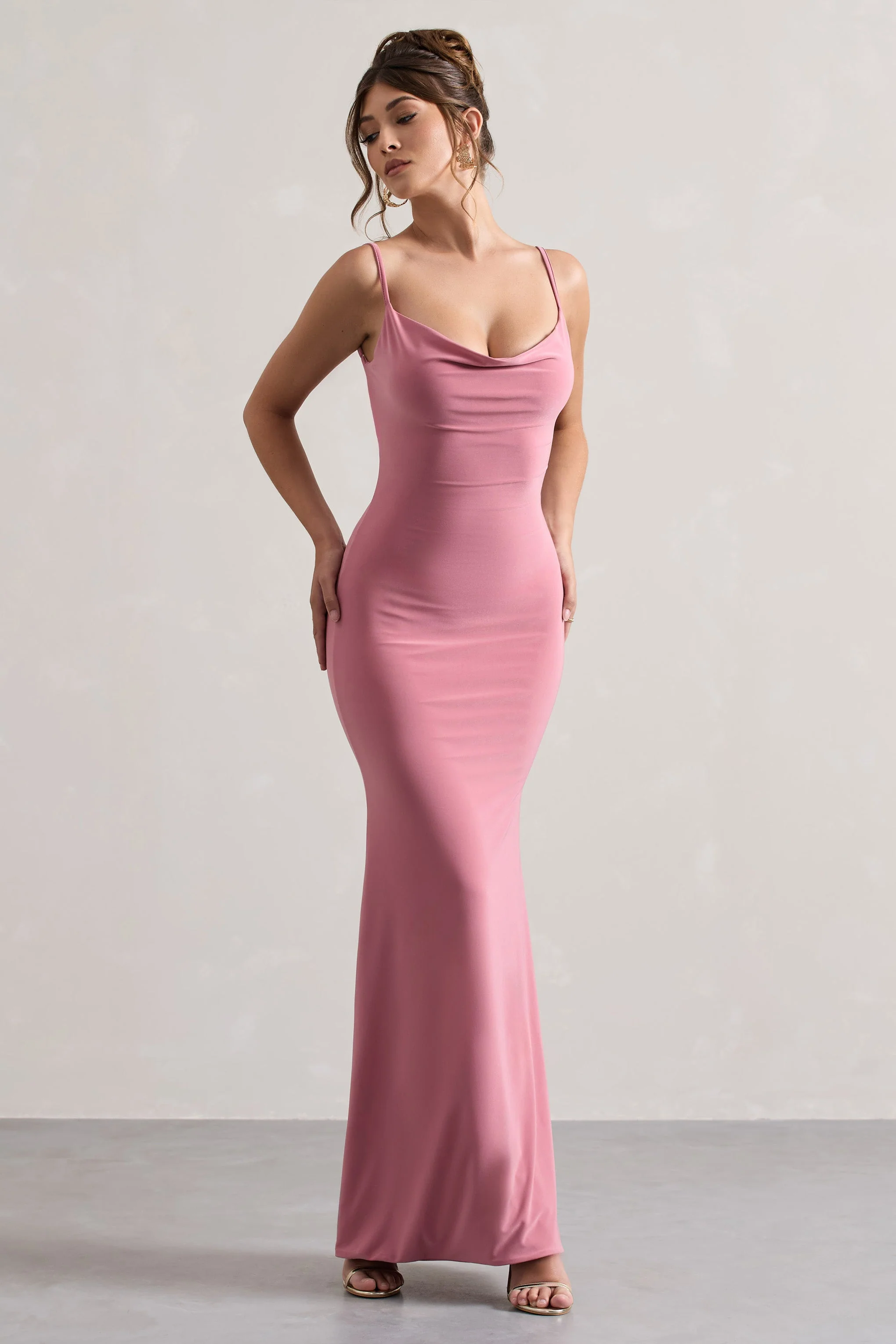 Francoise | Rosa Wasserfall-Ausschnitt-Maxikleid mit Rückenausschnitt und Spitzeinsatz - Image 2