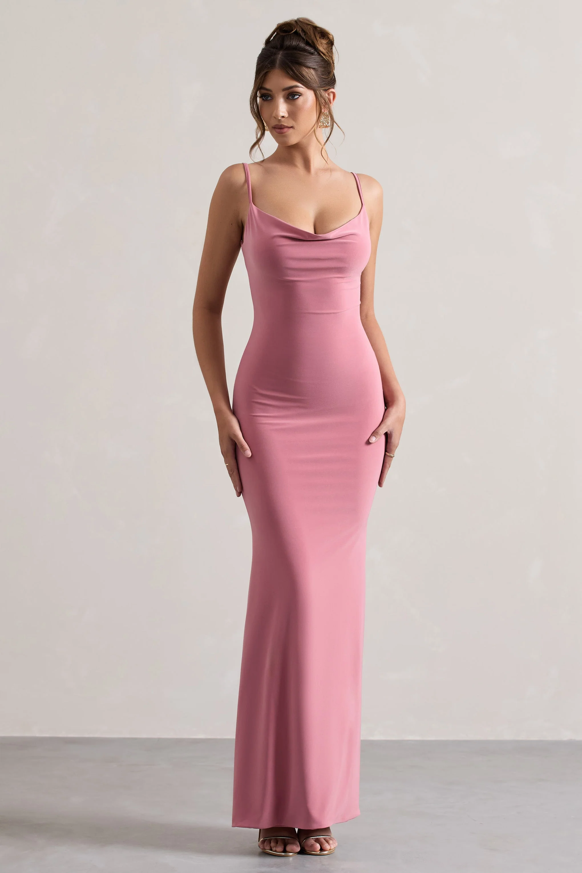 Francoise | Rosa Wasserfall-Ausschnitt-Maxikleid mit Rückenausschnitt und Spitzeinsatz - Image 4