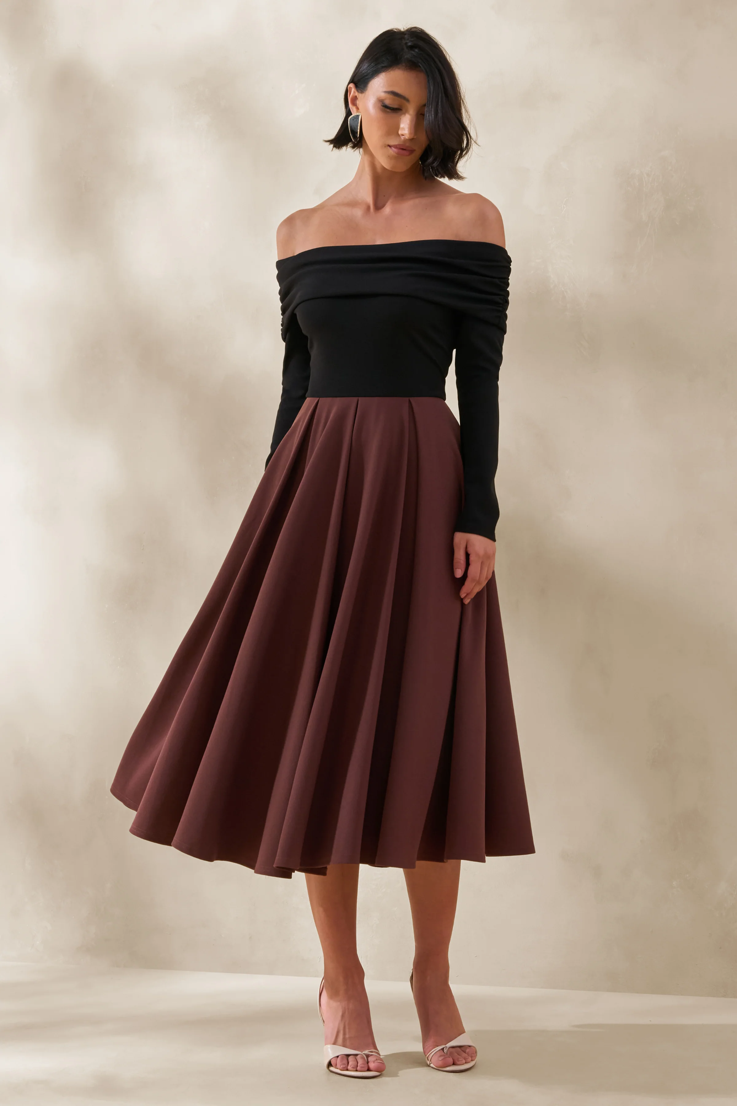 Frederica | Schwarz-braunes Midikleid mit Bardot-Ausschnitt - Image 4
