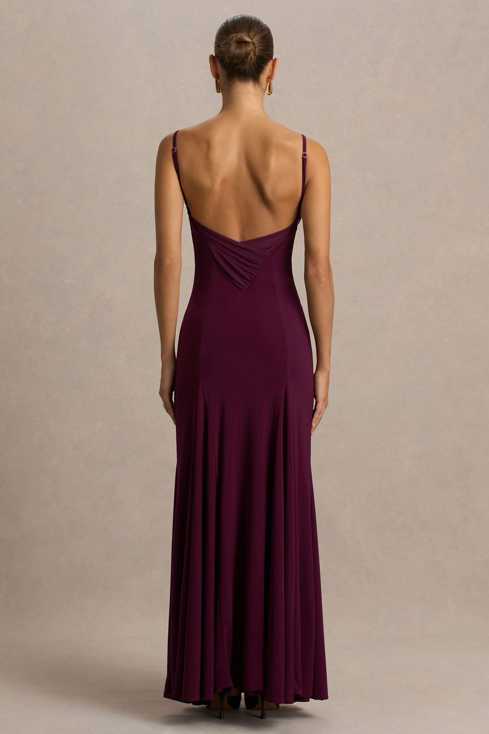 Gabbie | Burgunderfarbenes Maxikleid mit Wasserfallausschnitt und Mesh-Rückendetail - Image 2