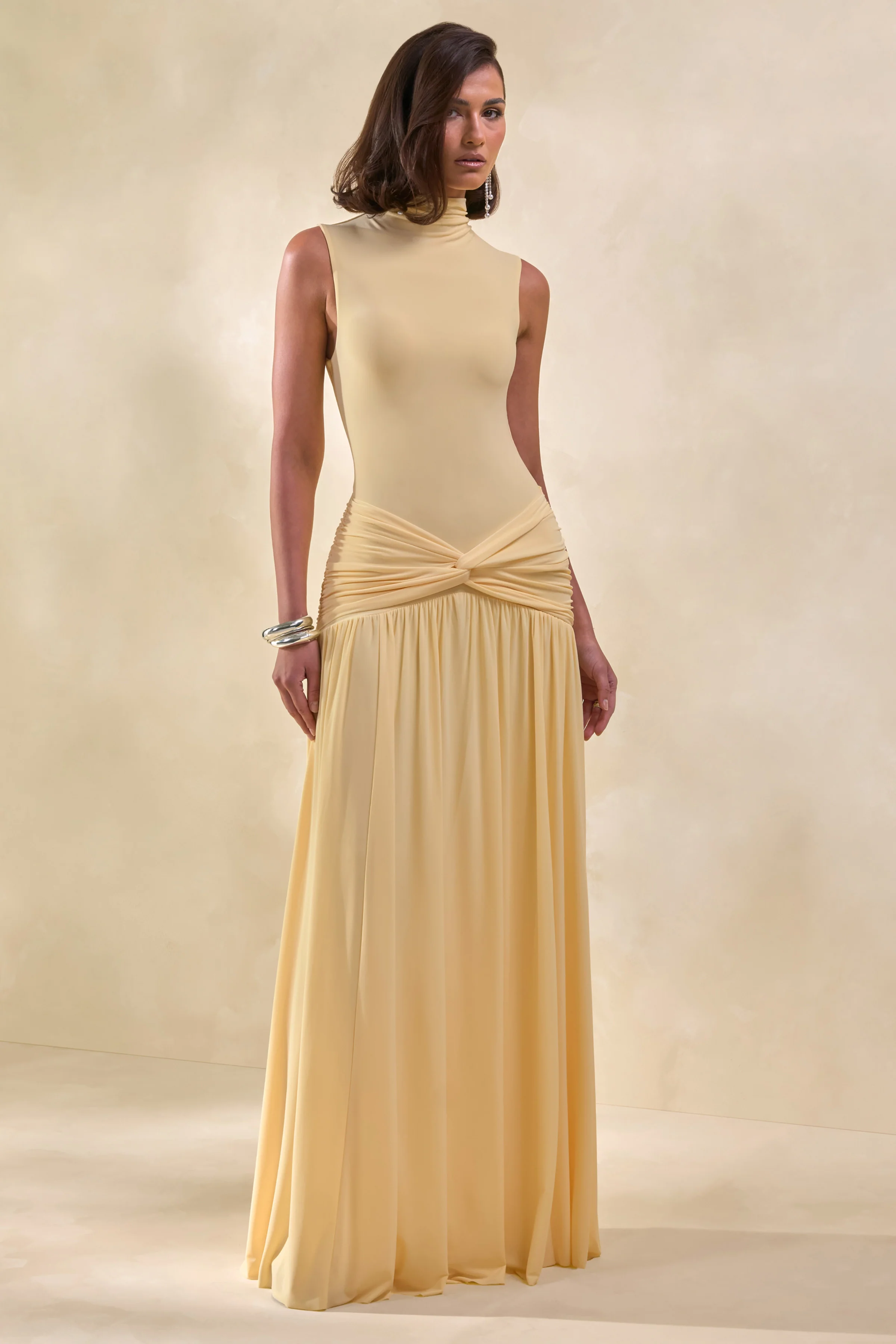 Glimora | Zitronengelbes Maxikleid mit hohem Ausschnitt und gedrehten Raffdetails - Image 5