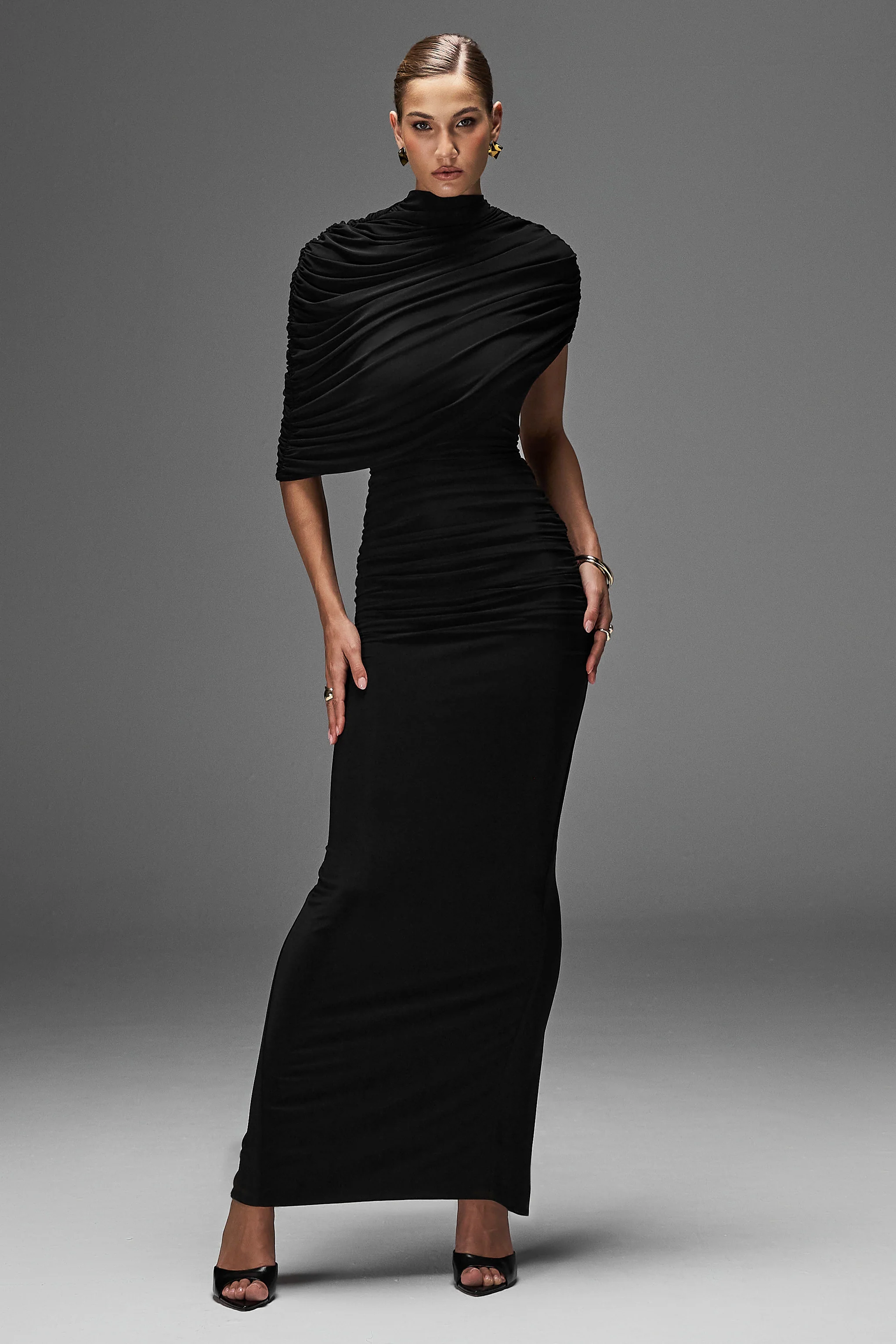Glitz | Schwarzes Maxikleid mit hohem Kragen, Cape-Ärmeln und Raffung.