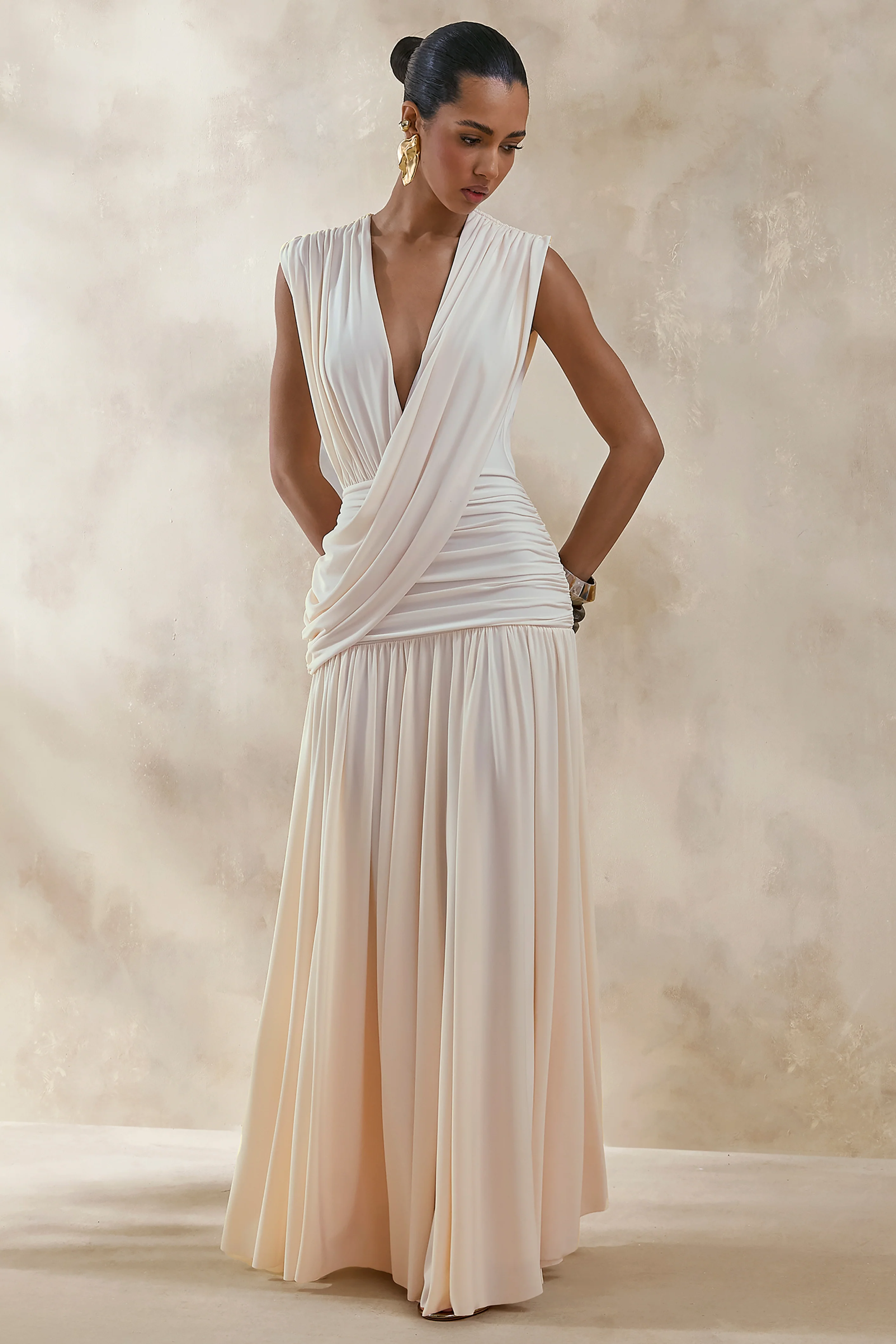 Glorina | Cremefarbenes Maxikleid mit tiefem Ausschnitt und drapierten Details