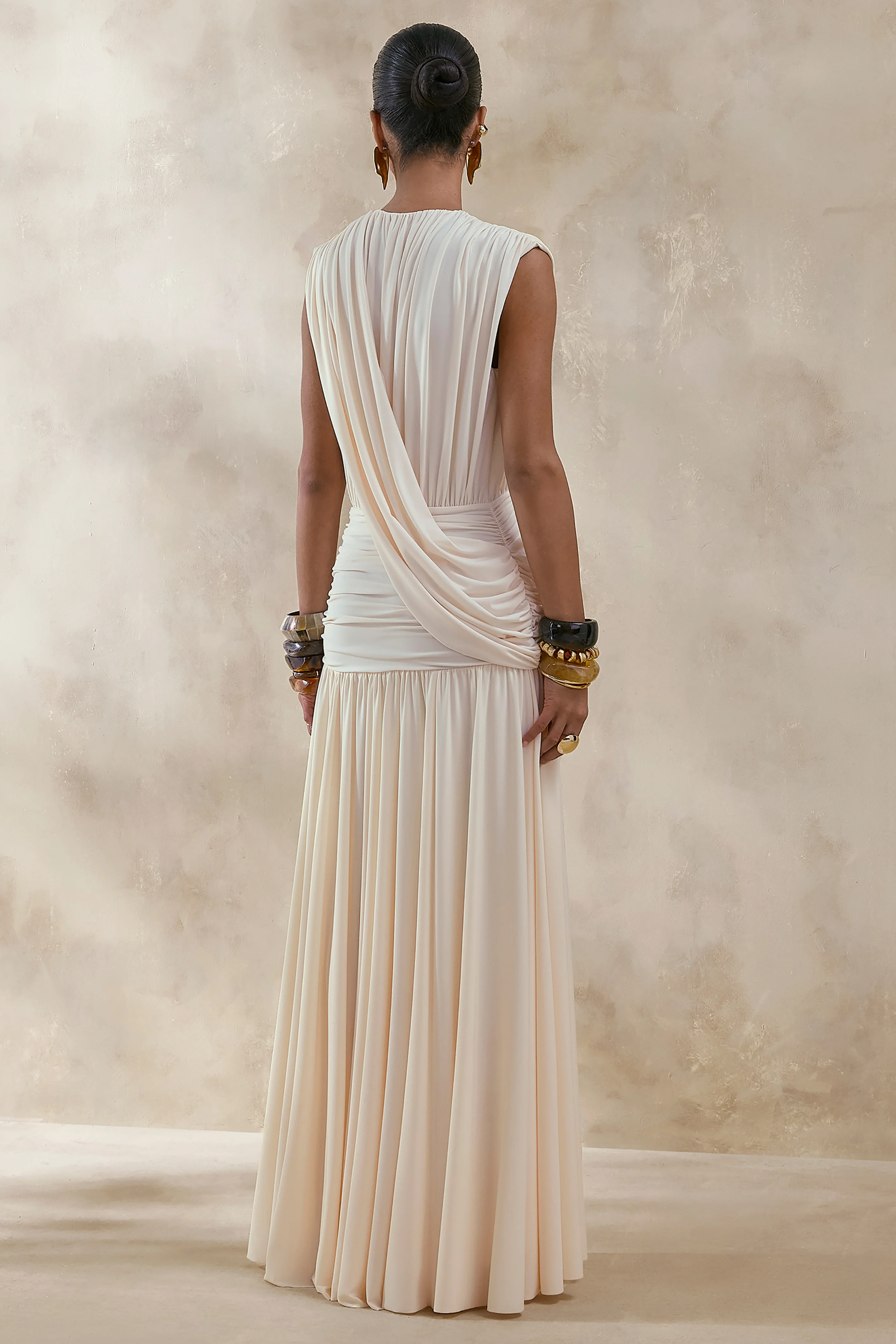 Glorina | Cremefarbenes Maxikleid mit tiefem Ausschnitt und drapierten Details - Image 2