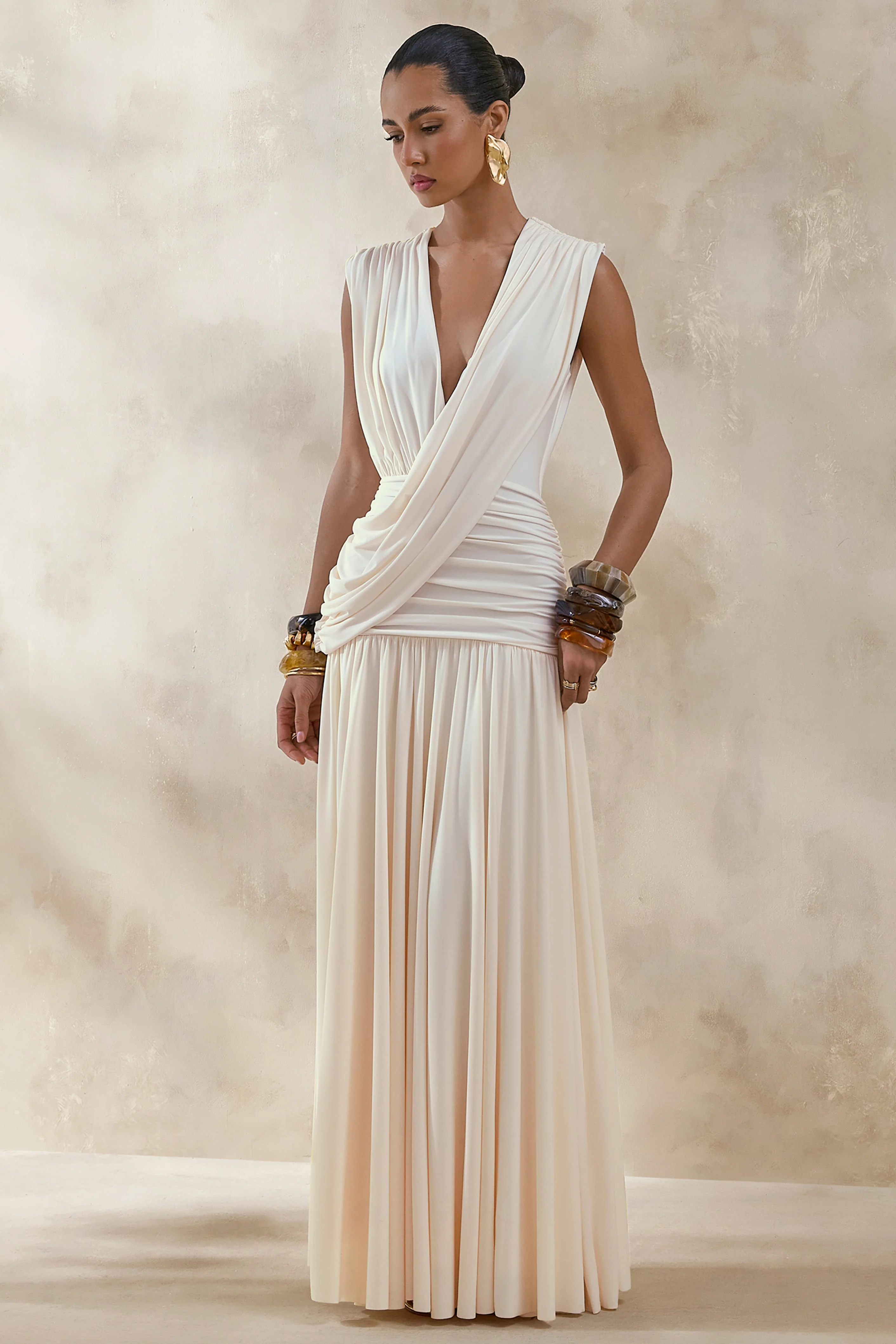 Glorina | Cremefarbenes Maxikleid mit tiefem Ausschnitt und drapierten Details - Image 4
