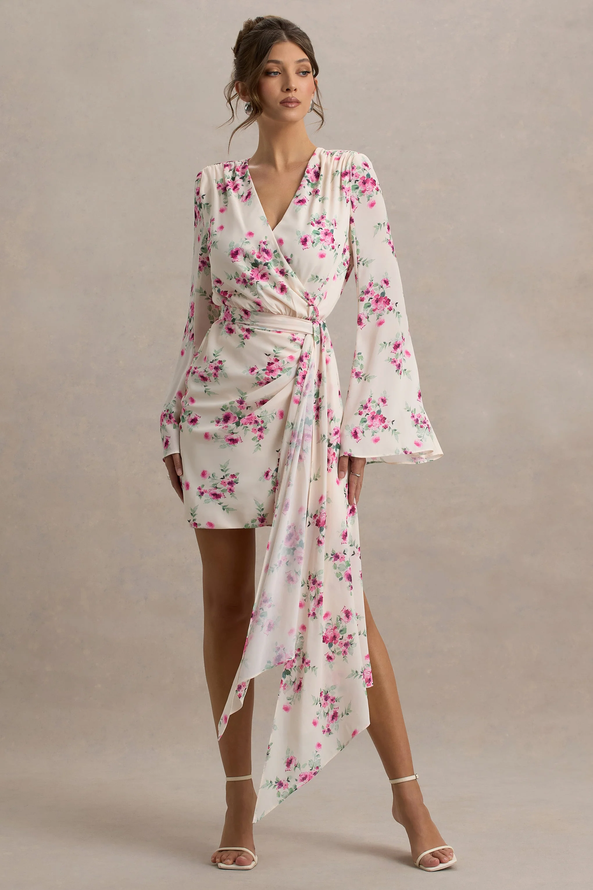 Goldie | Cremefarbenes Wickel-Minikleid aus Chiffon mit Blumenmuster und langen Ärmeln.