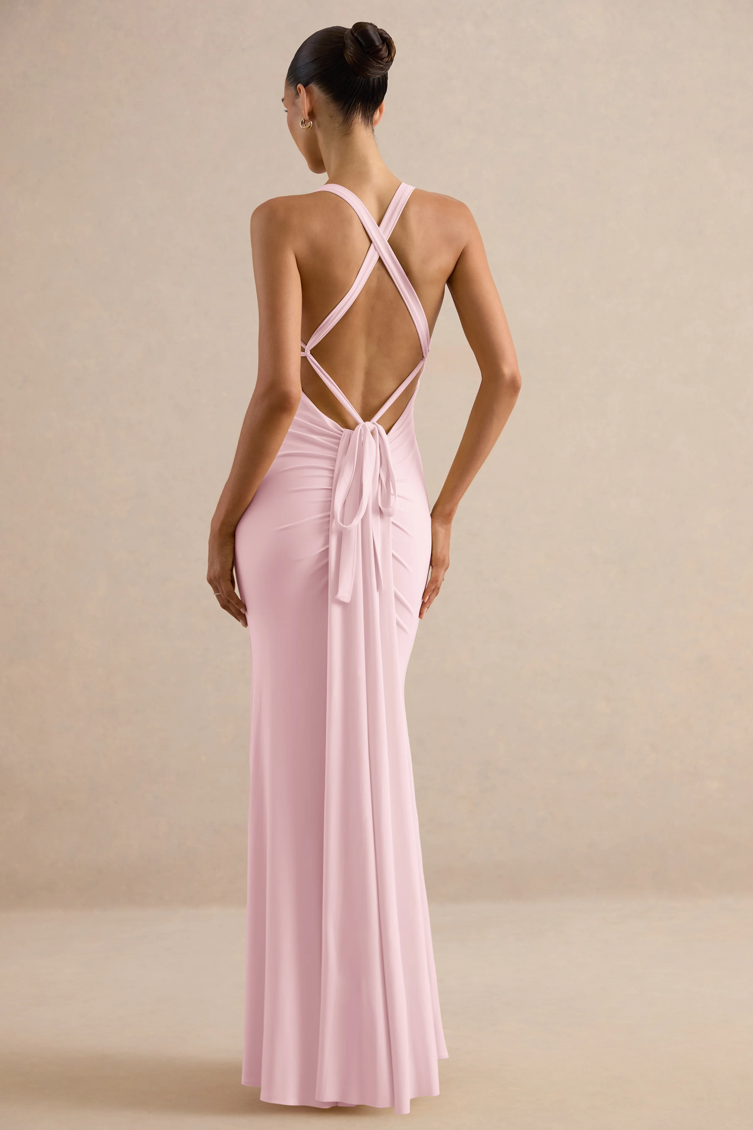 Goldiea | Hellrosa Maxikleid mit Neckholder-Ausschnitt, Rückendetail und Fischschwanz-Saum