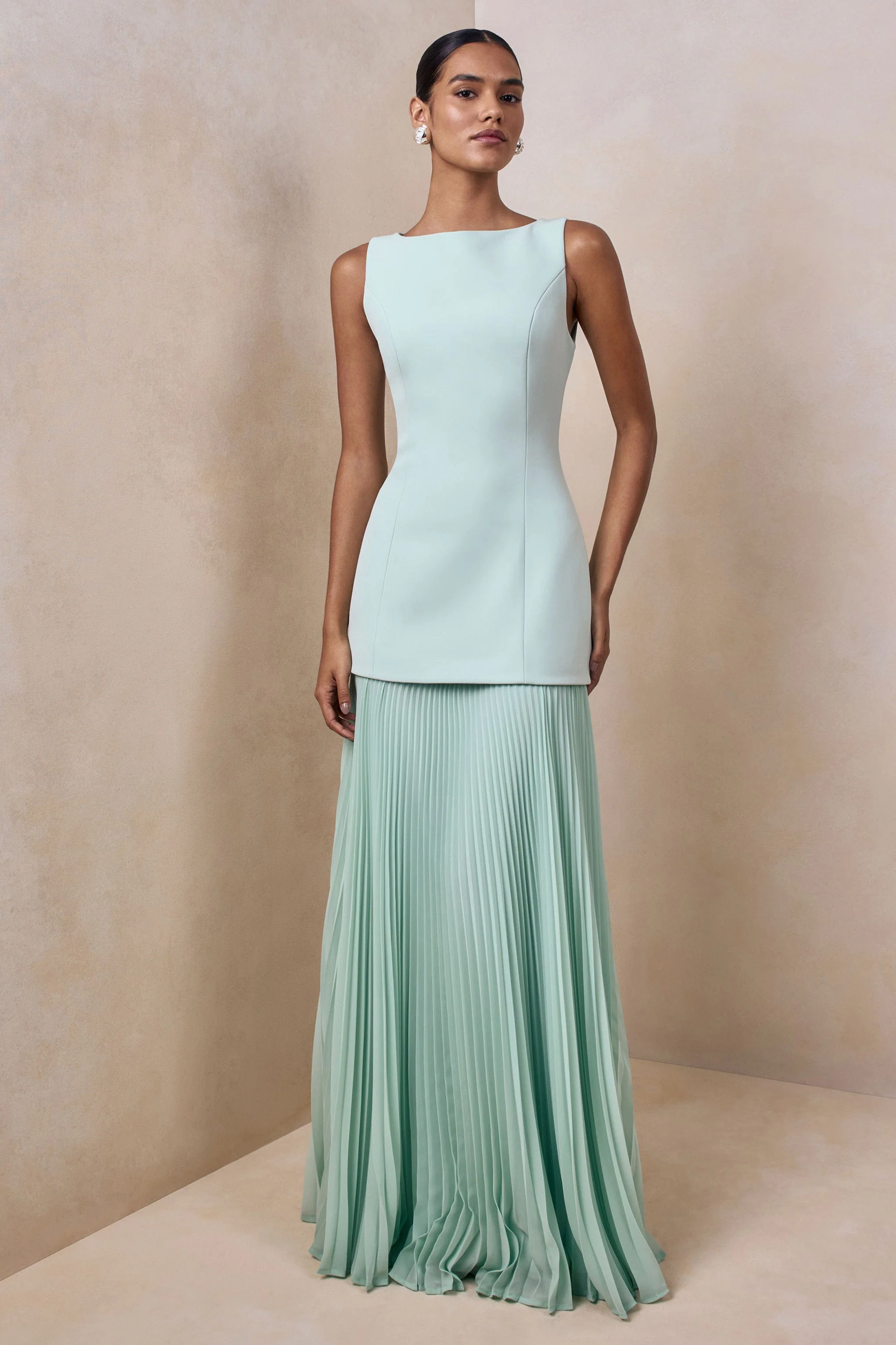 Hadley | Salbeigrünes Maxikleid mit U-Boot-Ausschnitt und tief angesetzter Taille - Image 4