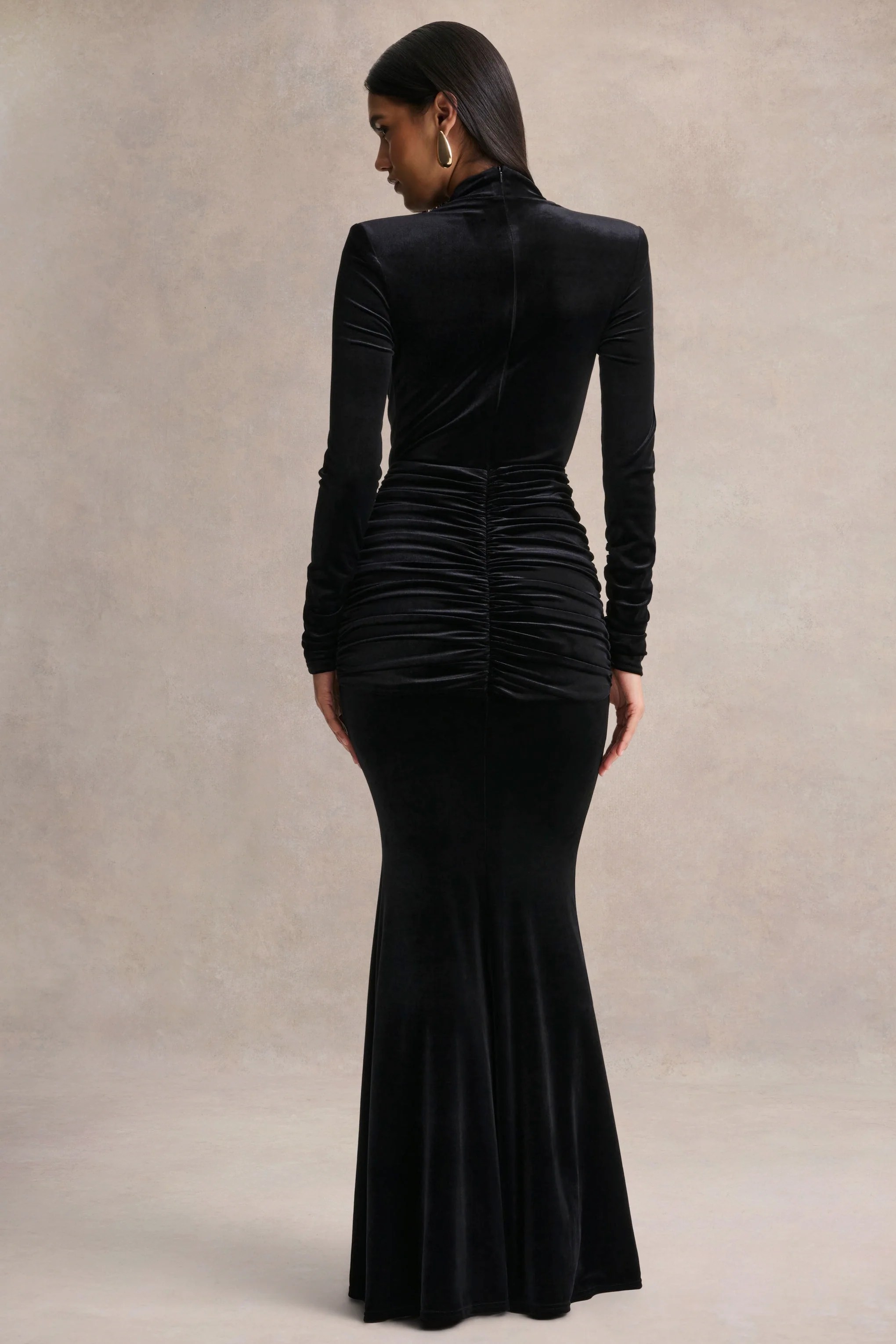 Halima | Schwarzes Samt-Maxikleid mit tiefem Ausschnitt und Raffdetails - Image 2
