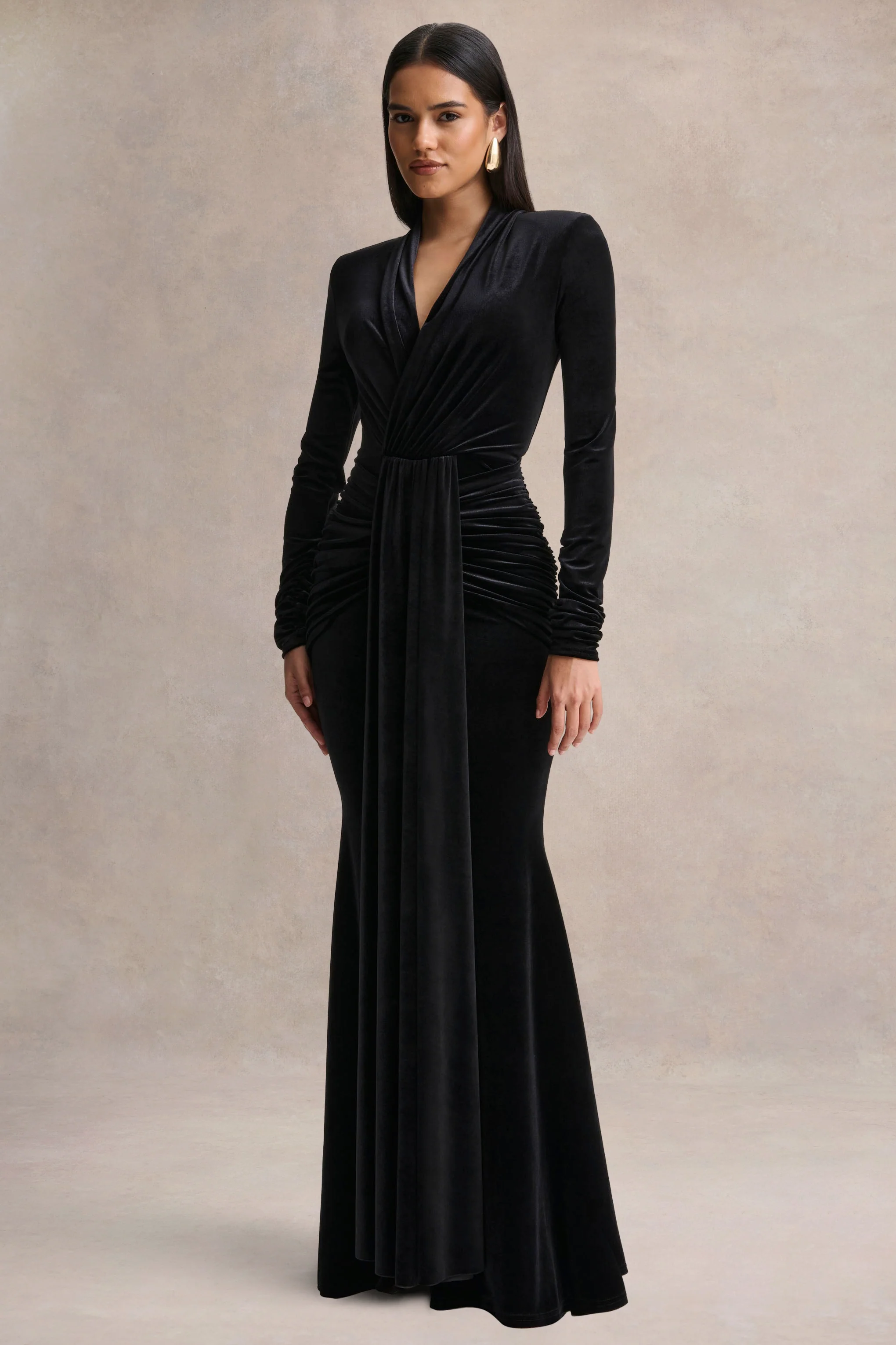 Halima | Schwarzes Samt-Maxikleid mit tiefem Ausschnitt und Raffdetails - Image 4