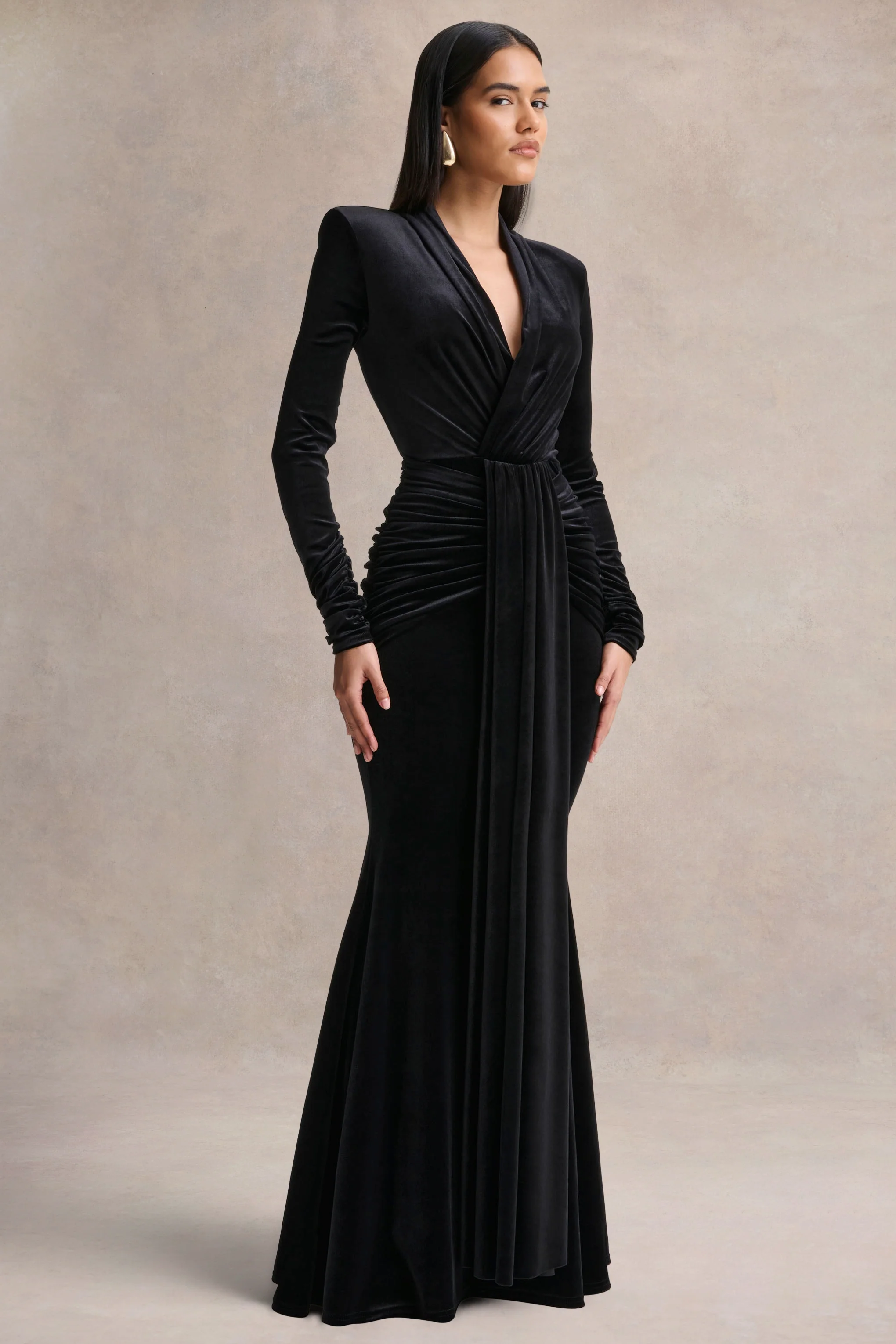 Halima | Schwarzes Samt-Maxikleid mit tiefem Ausschnitt und Raffdetails - Image 5