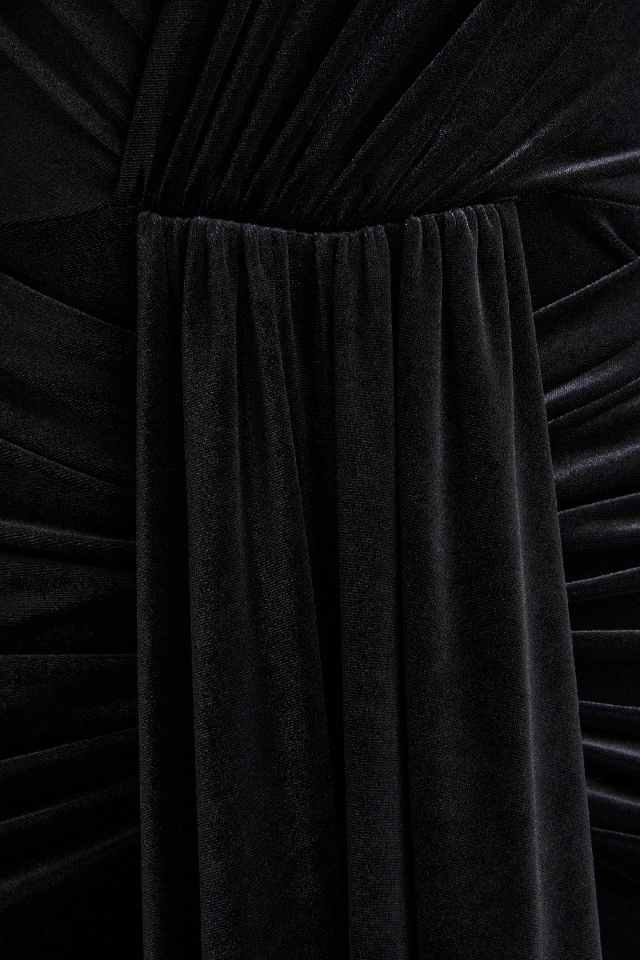 Halima | Schwarzes Samt-Maxikleid mit tiefem Ausschnitt und Raffdetails - Image 6