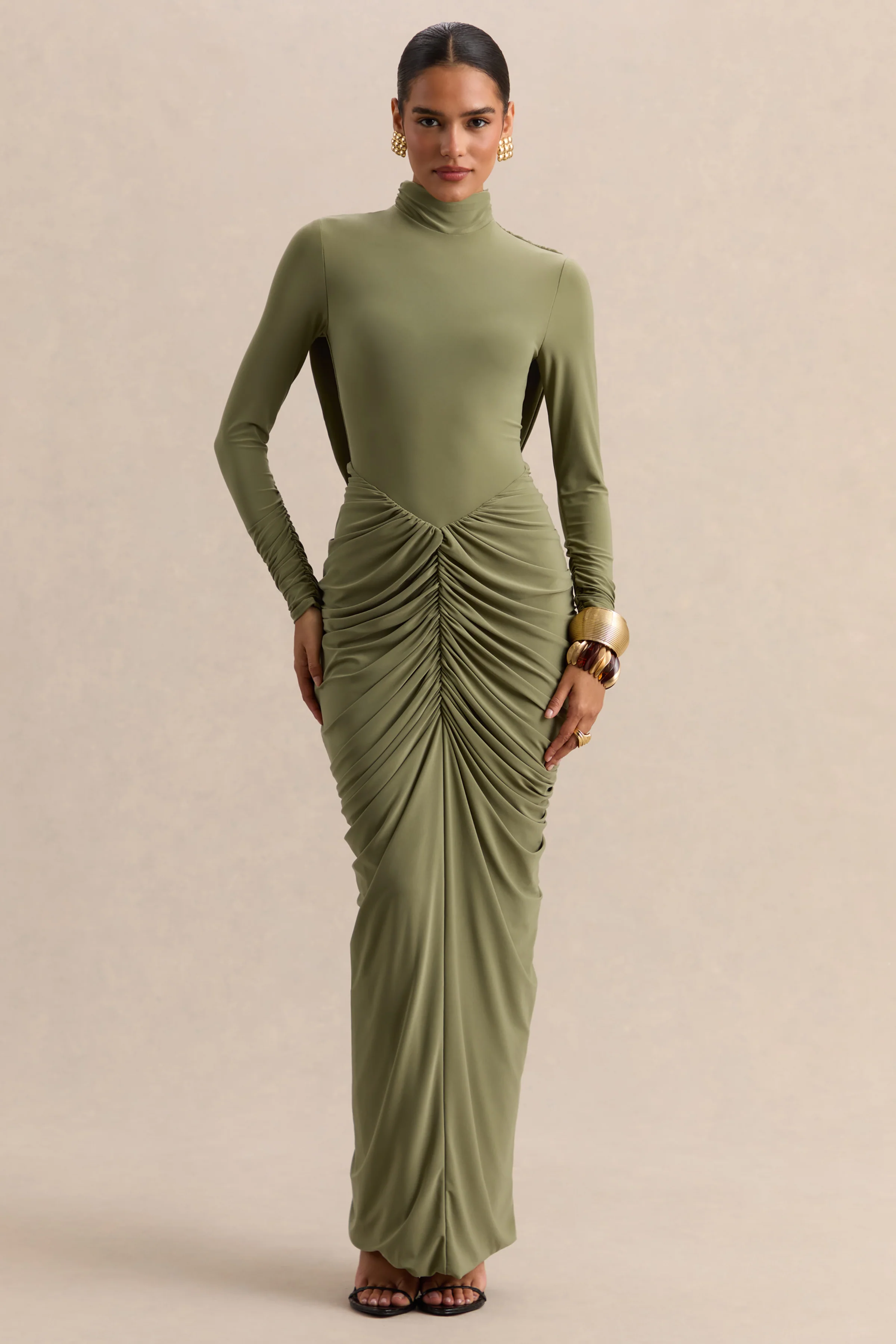Harmona | Olivfarbenes Maxikleid mit hohem Ausschnitt sowie gerafften und drapierten Details