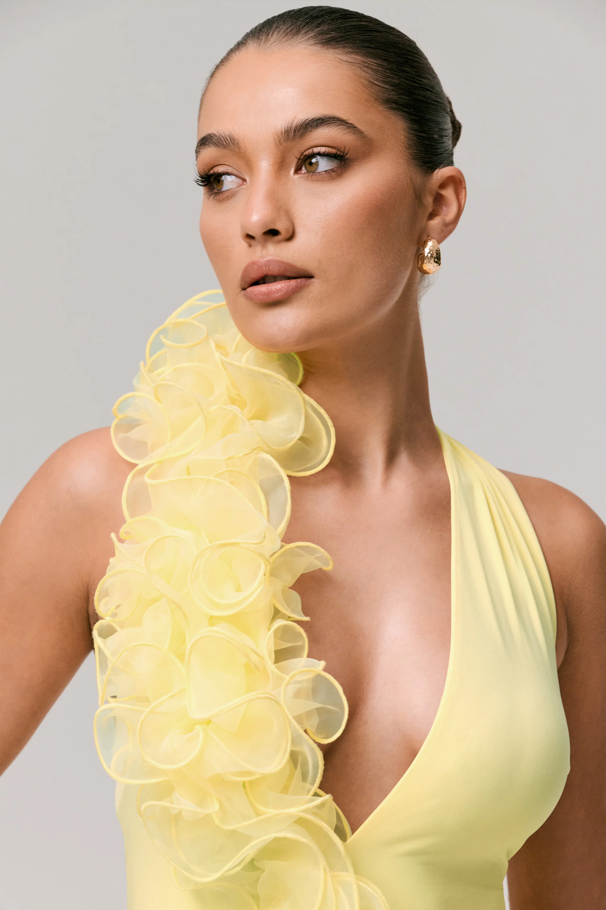Harriet | Zitronengelbes Maxikleid mit tiefem Ausschnitt und Blumendetails. - Image 6