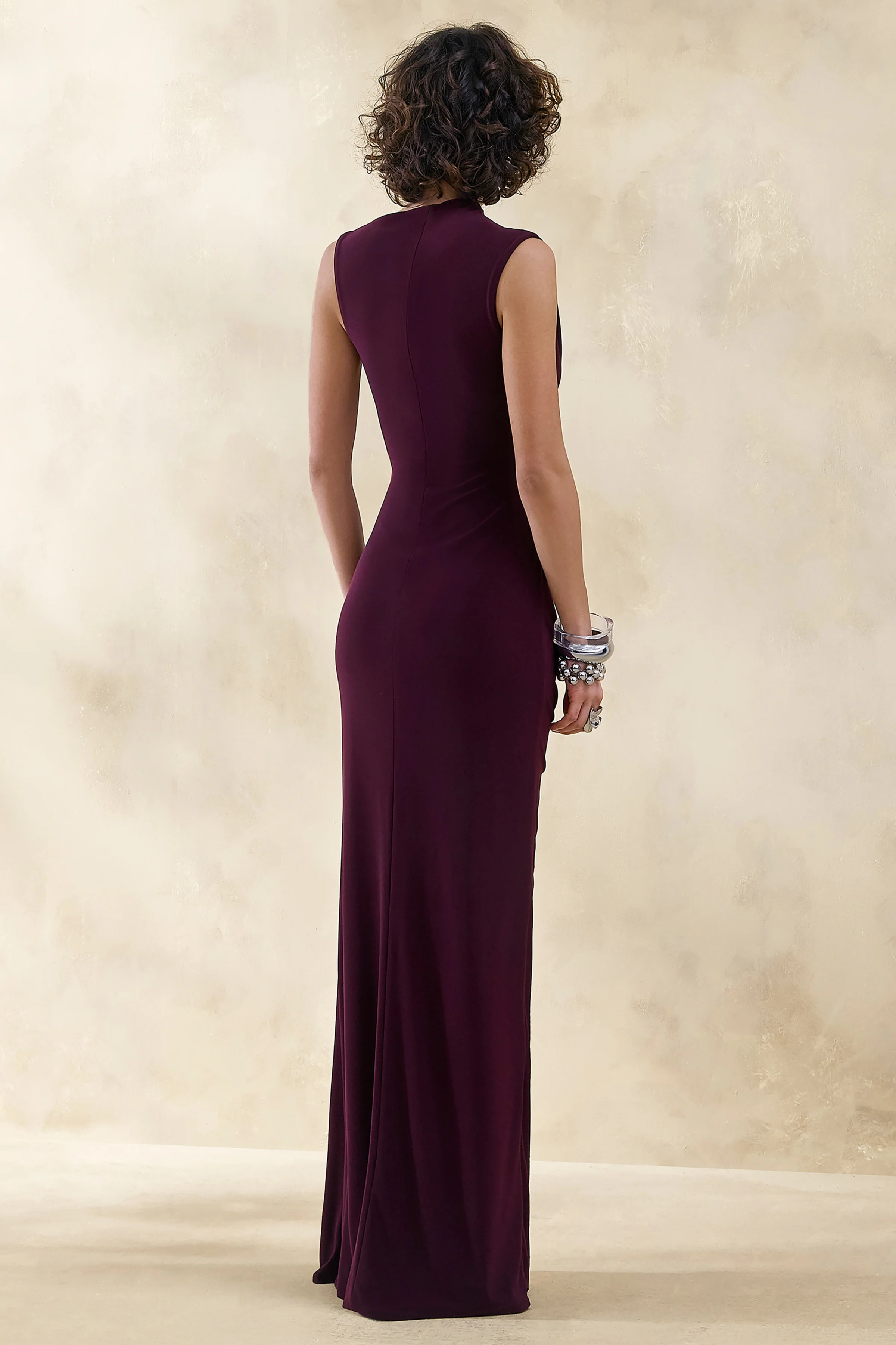 Helessia | Dunkelpflaumenfarbenes Maxikleid mit asymmetrischem Ausschnitt, Raffungen und Schärpen-Detail - Image 2
